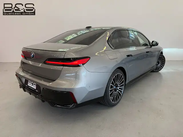 BMW 7 Series view 5