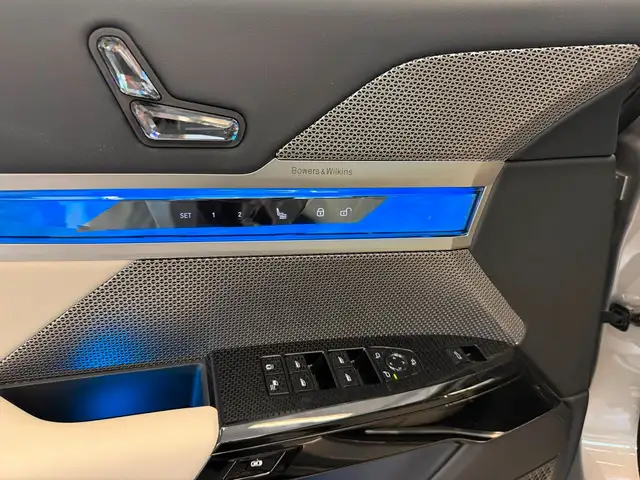 BMW 7 Series view 11