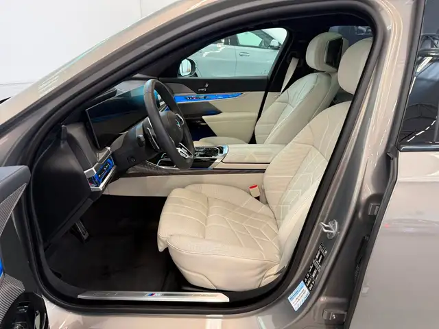 BMW 7 Series view 14