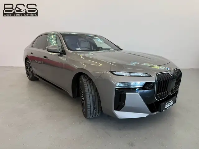 BMW 7 Series view 4