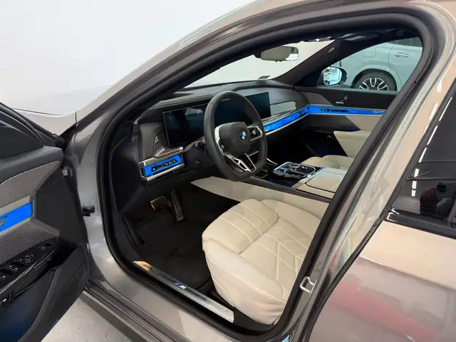 BMW 7 Series view 12