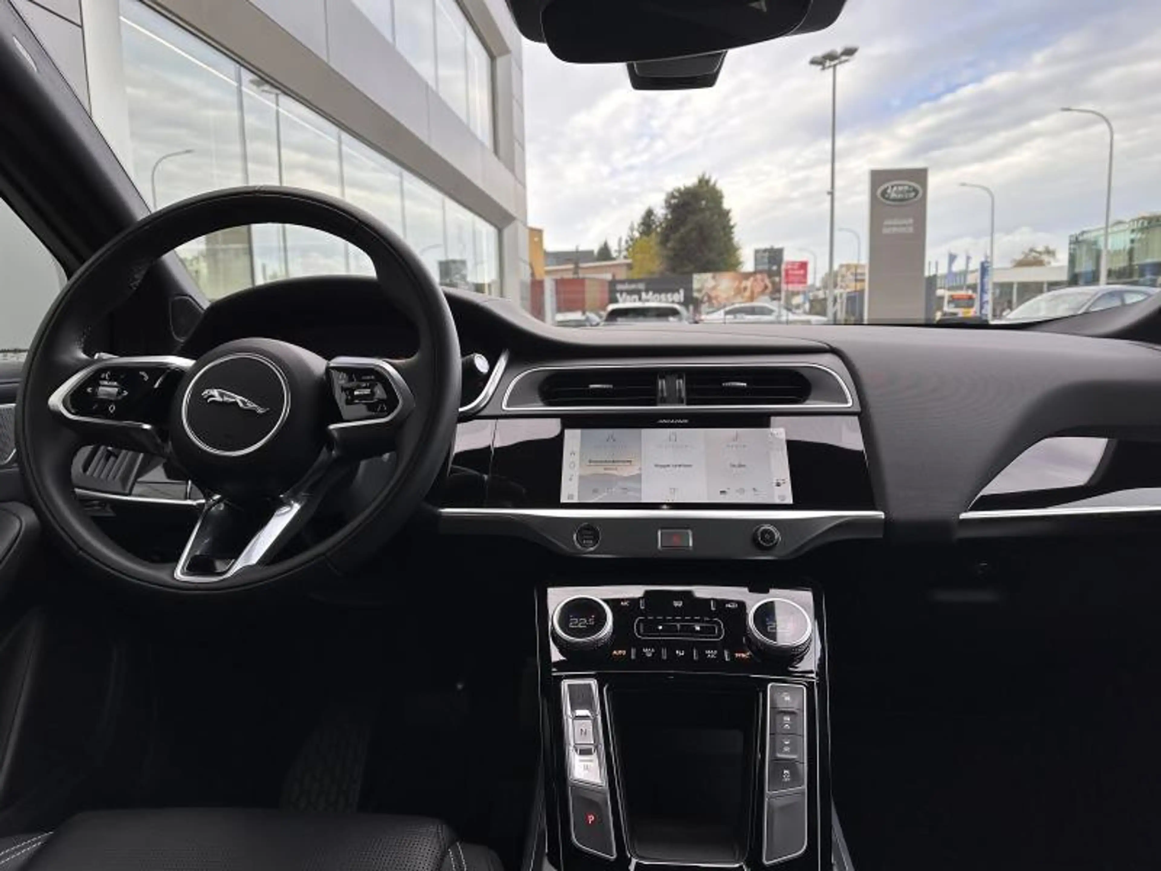 Jaguar I-Pace EV400 SE — photo 12