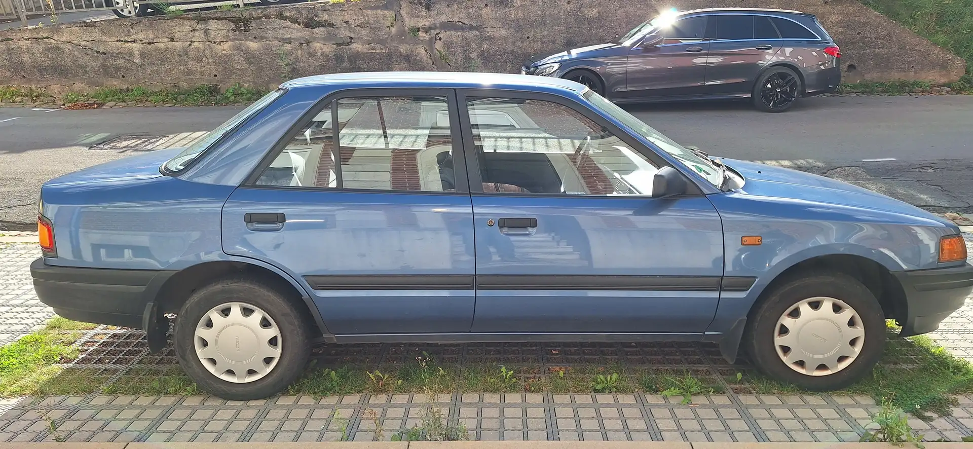 Mazda 323 1,3 Bleu - 2