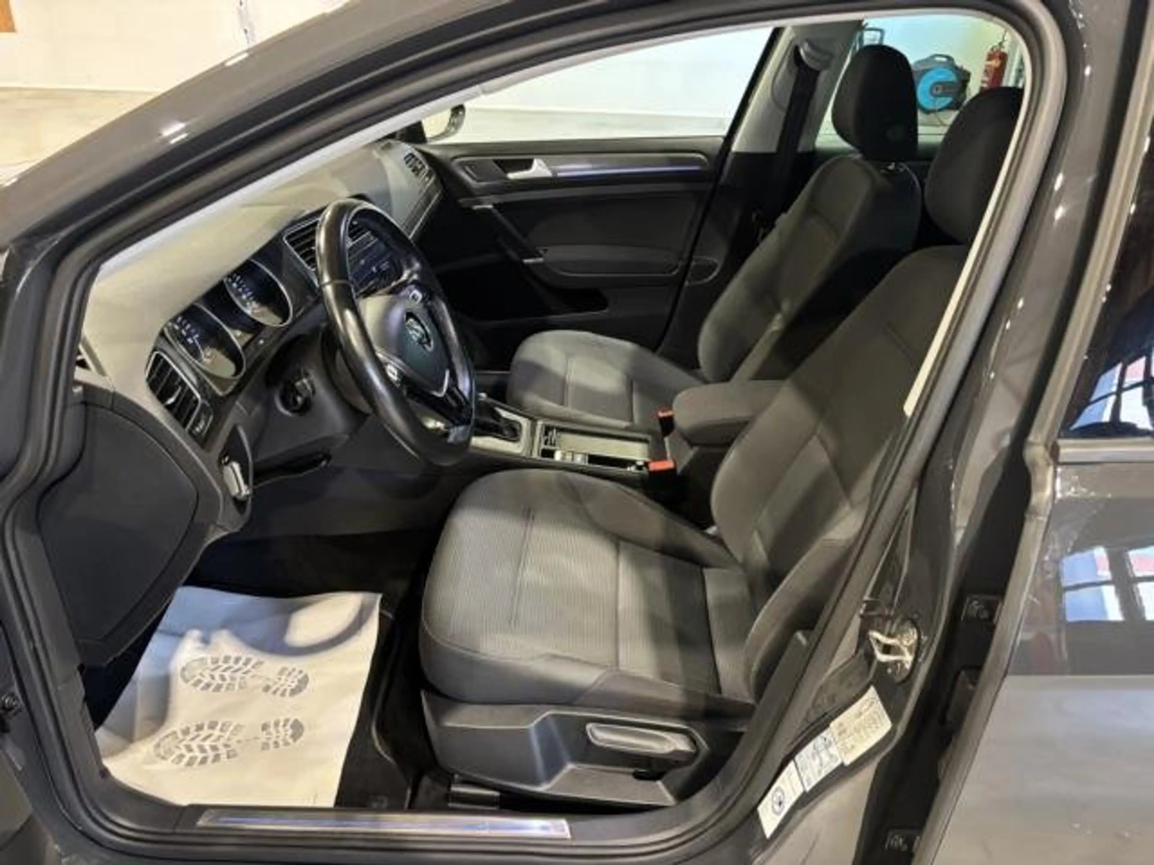 Volkswagen e-Golf e-Golf 35,8kWh (mit Batterie) LED XENON NAVI PDC — photo 3