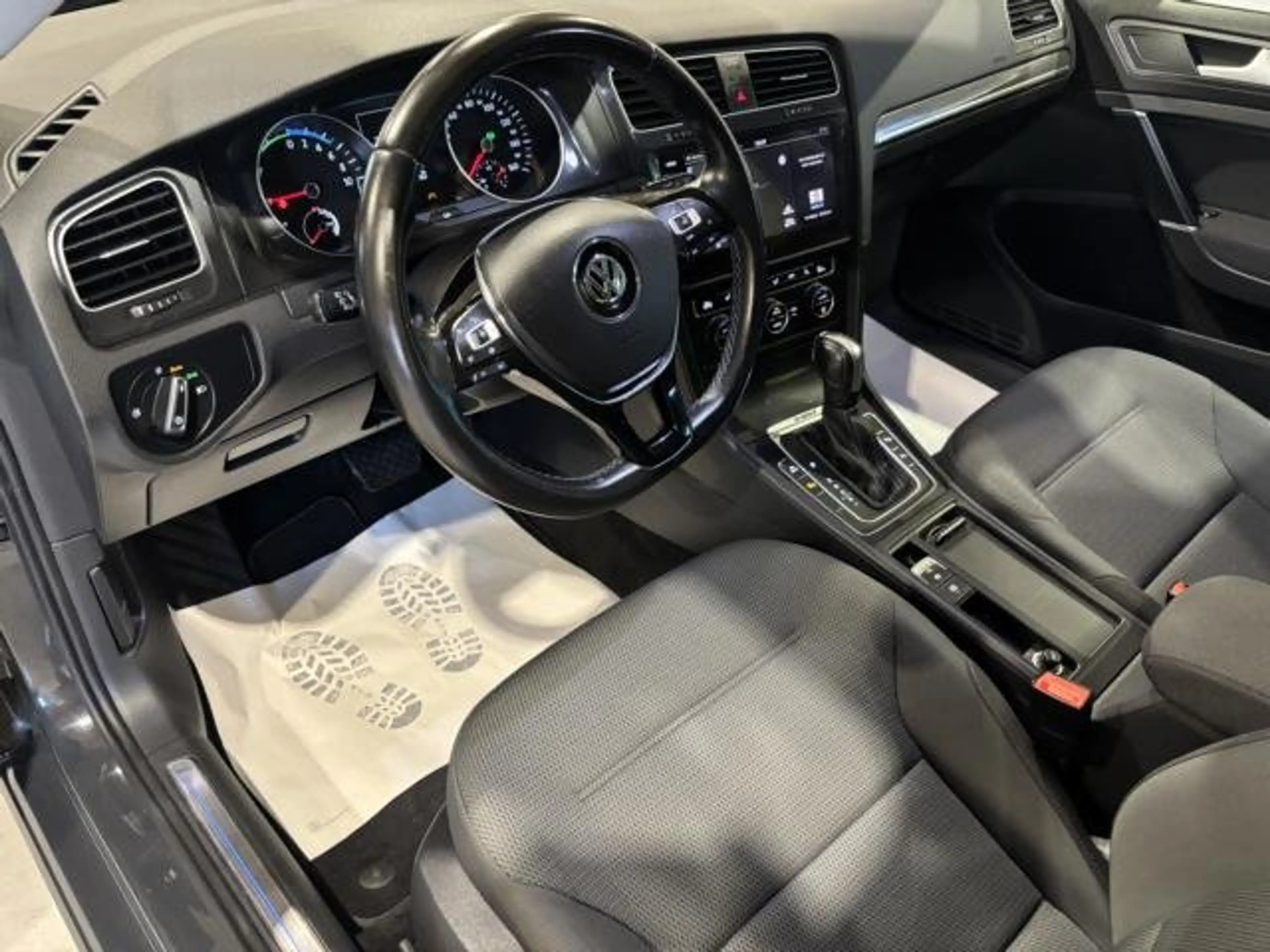 Volkswagen e-Golf e-Golf 35,8kWh (mit Batterie) LED XENON NAVI PDC — photo 10