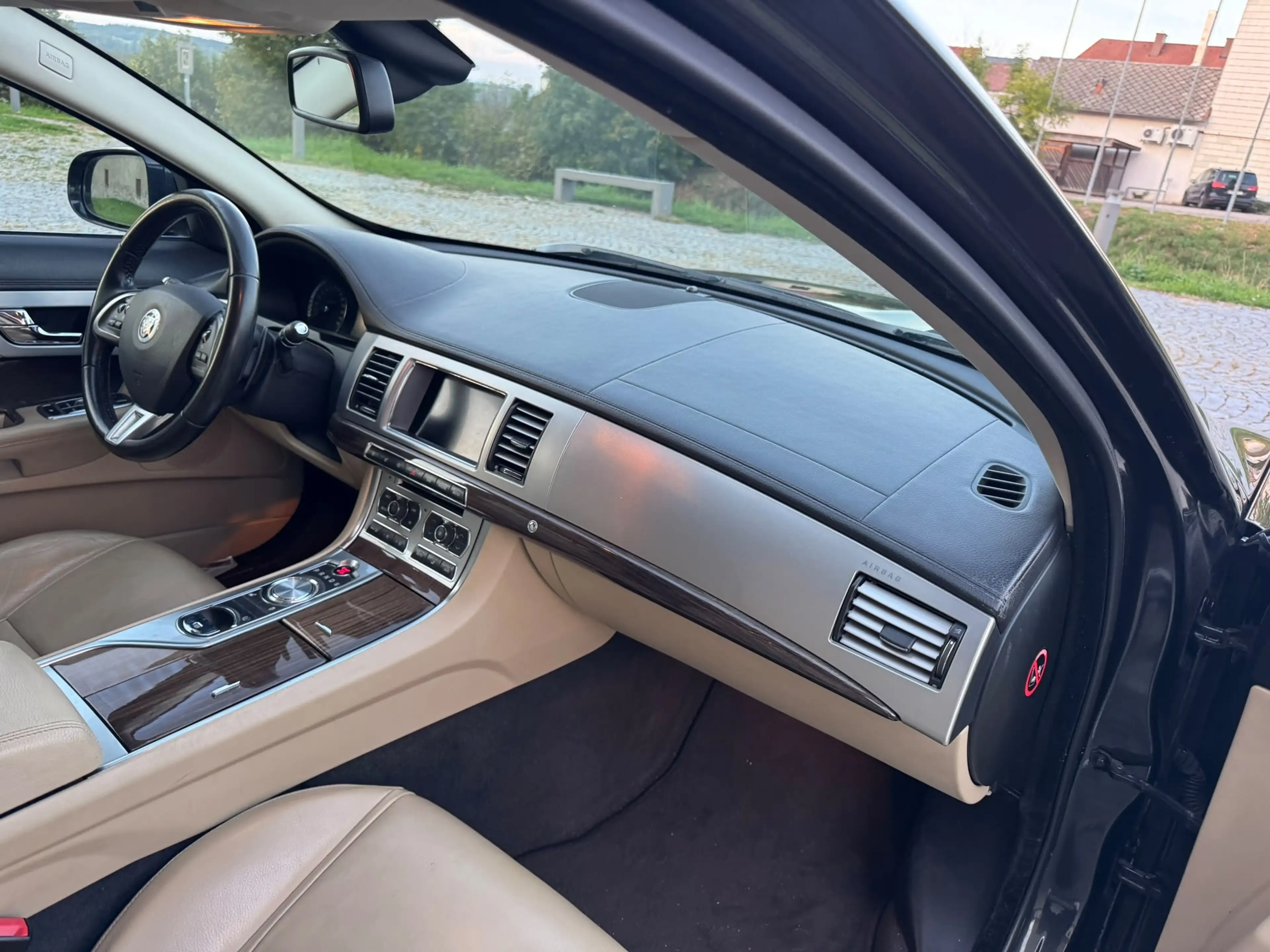 Jaguar XF 2.2 Diesel — photo 12