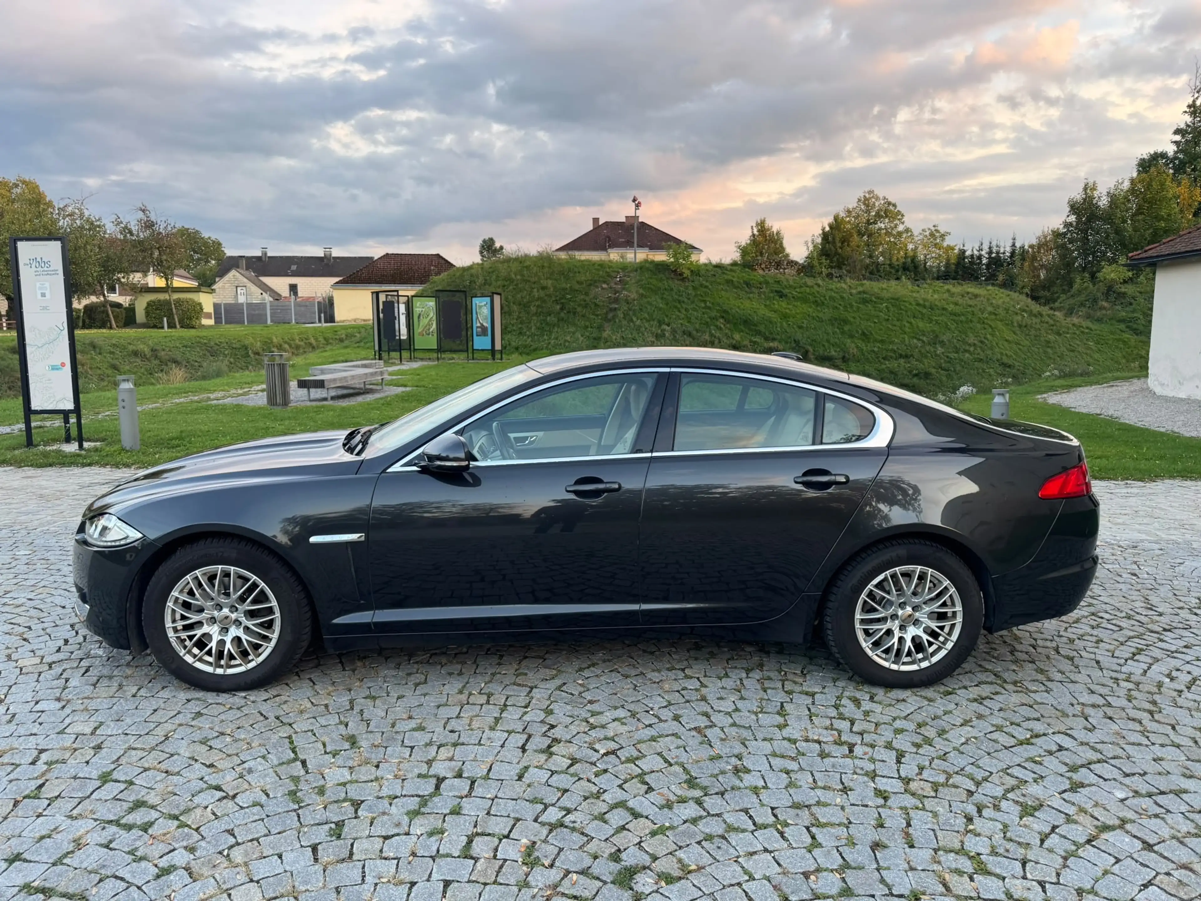 Jaguar XF 2.2 Diesel — photo 9