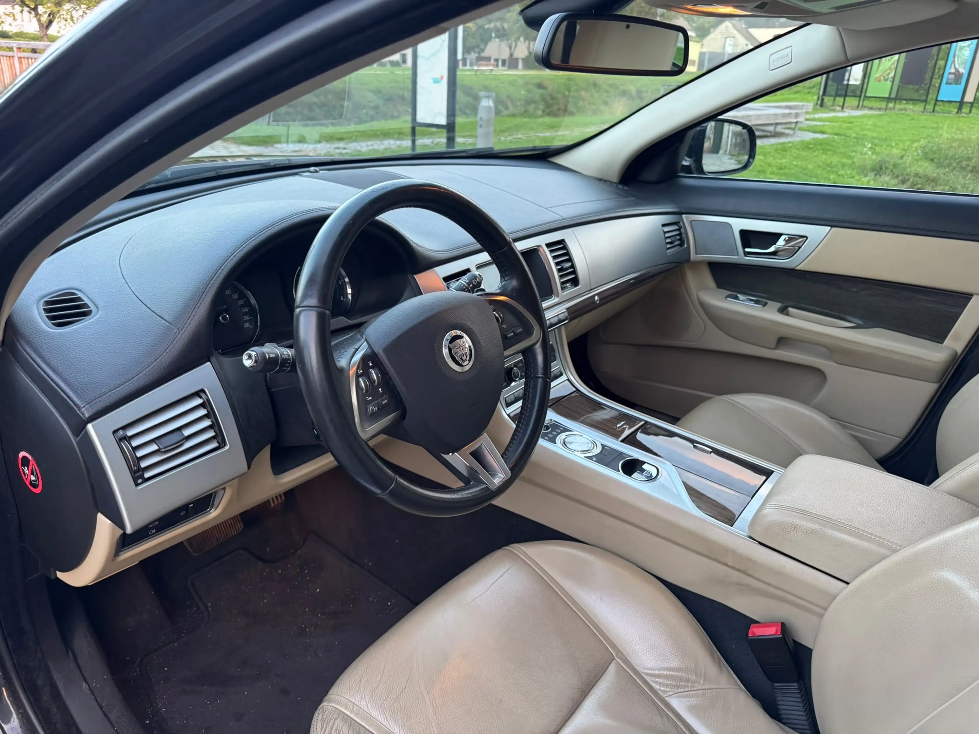 Jaguar XF 2.2 Diesel — photo 10