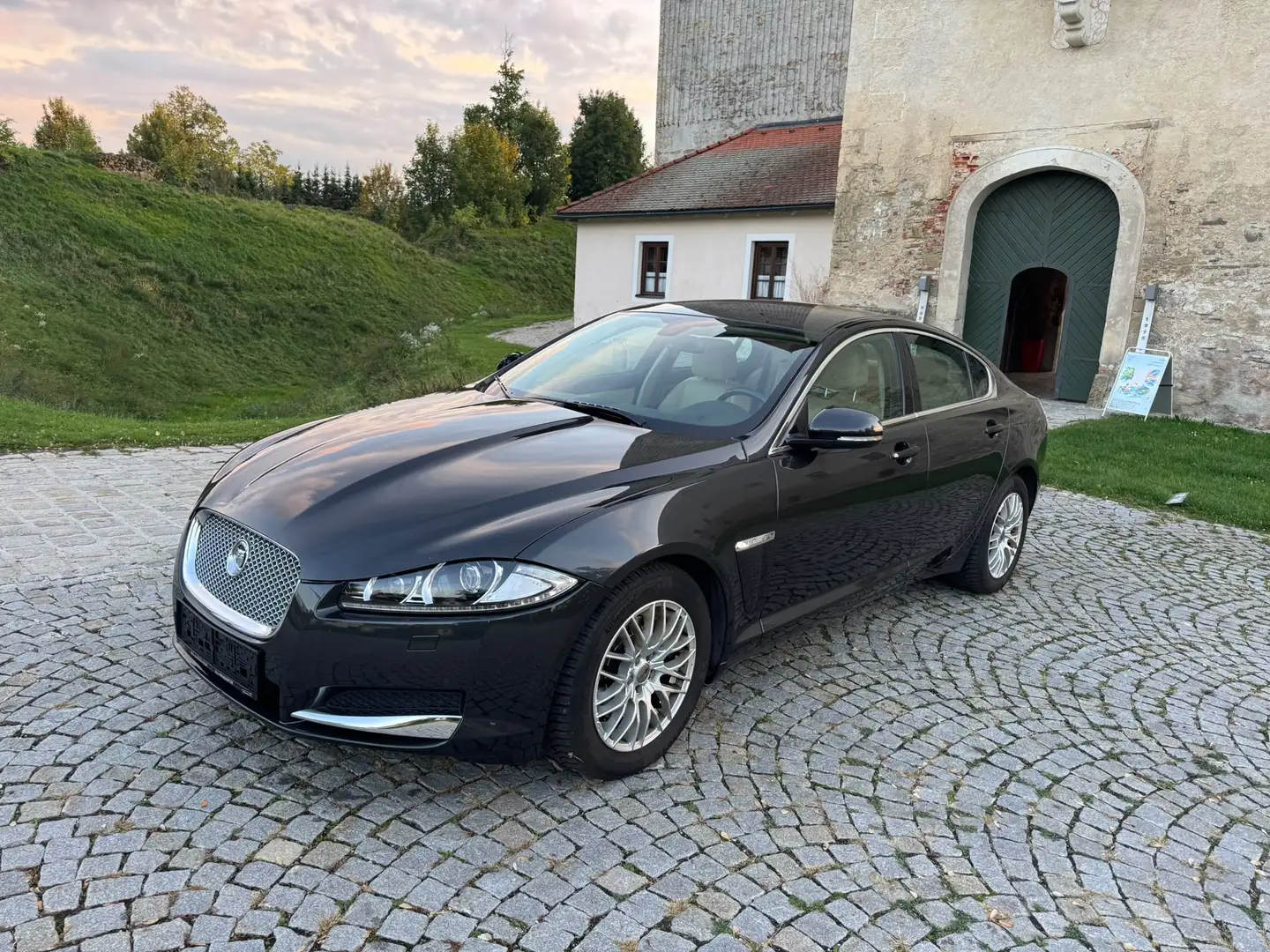 Jaguar XF 2.2 Diesel Grau - 2
