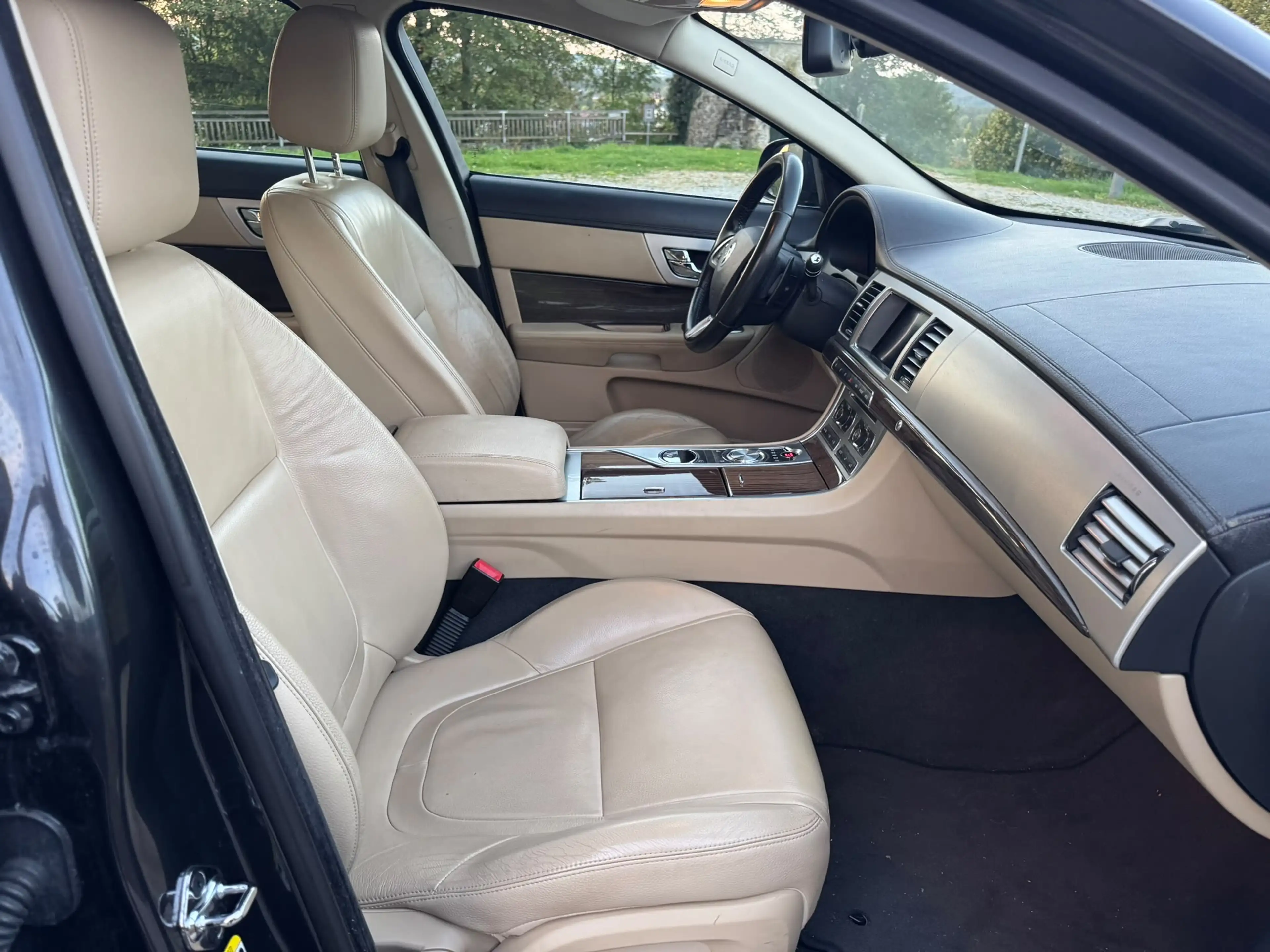 Jaguar XF 2.2 Diesel — photo 14