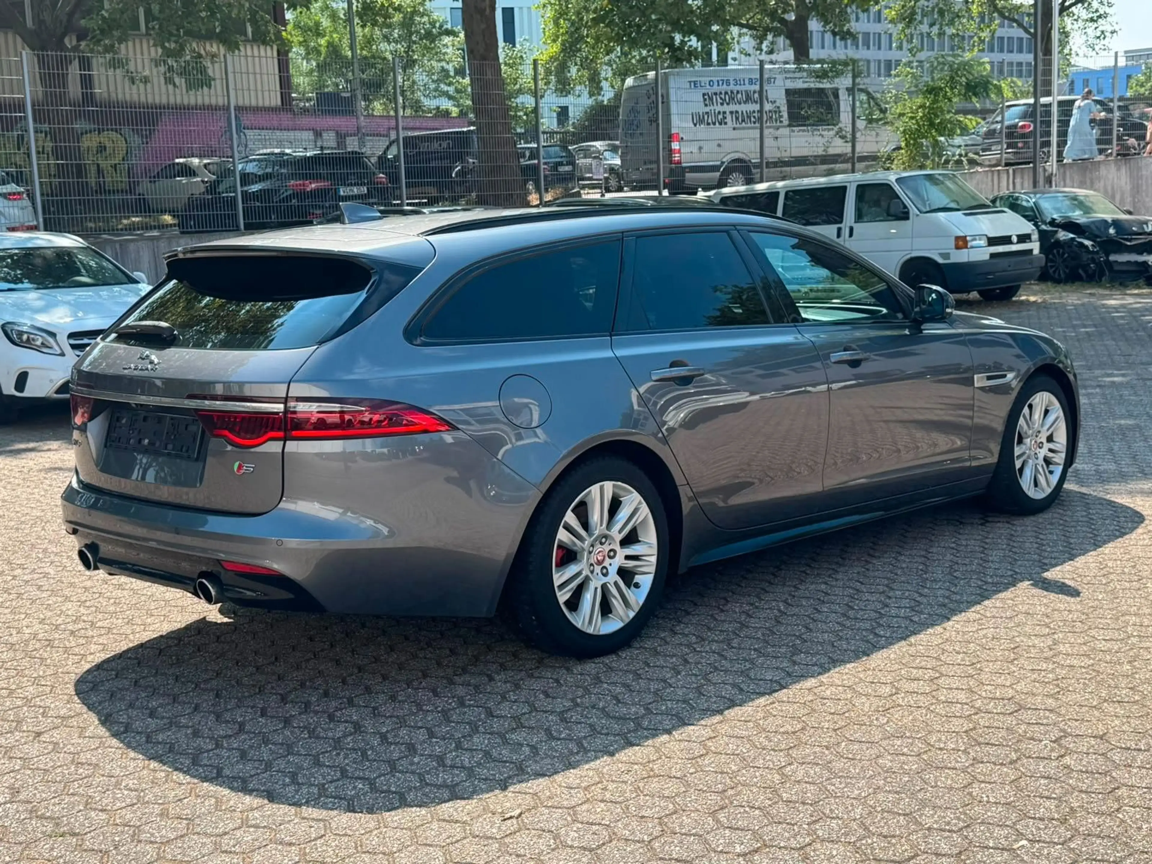Jaguar XF 30d Sportbrake S — photo 6