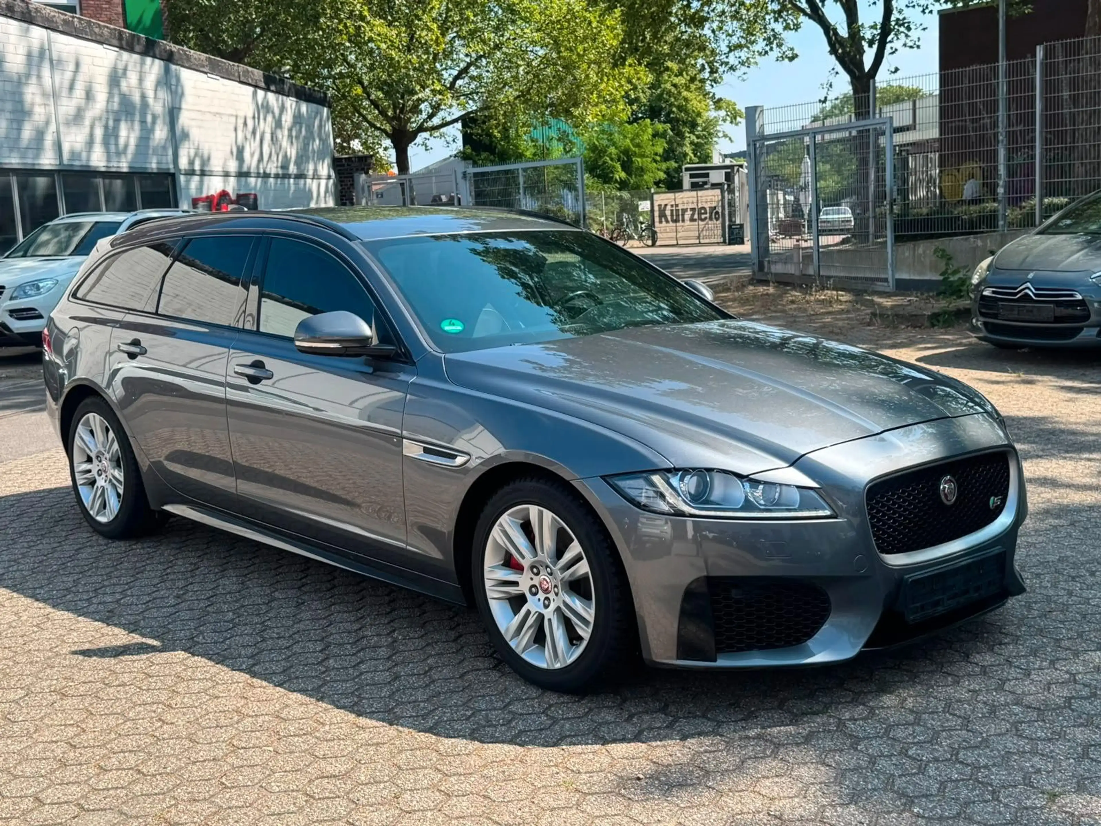 Jaguar XF 30d Sportbrake S — photo 7