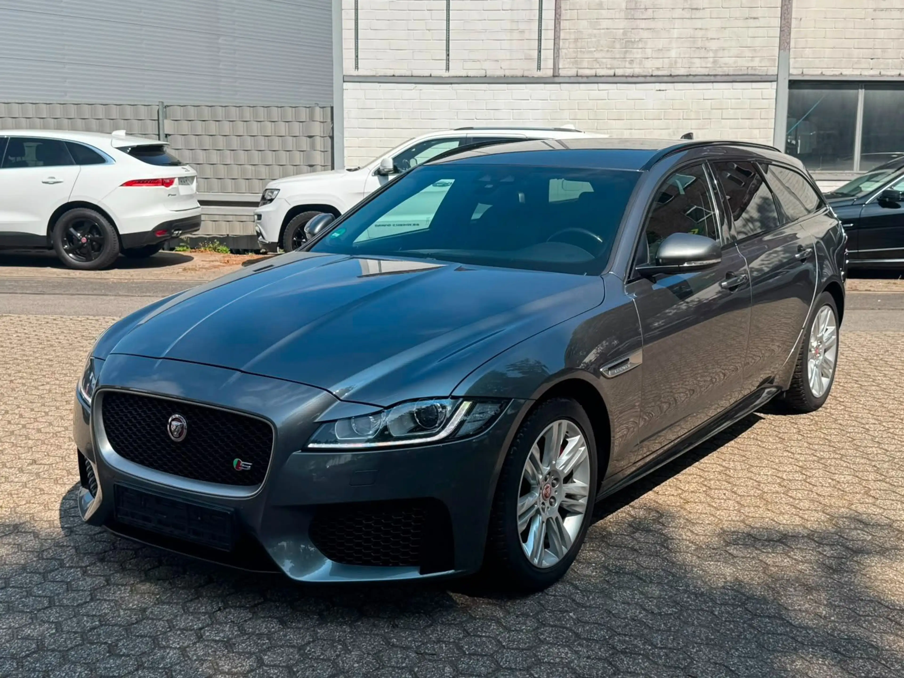 Jaguar XF 30d Sportbrake S — photo 9