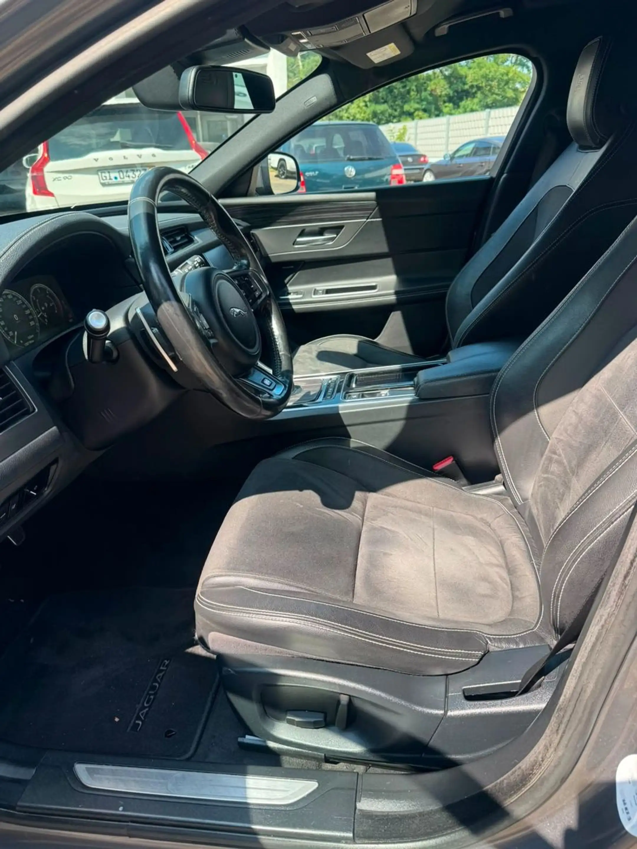 Jaguar XF 30d Sportbrake S — photo 11