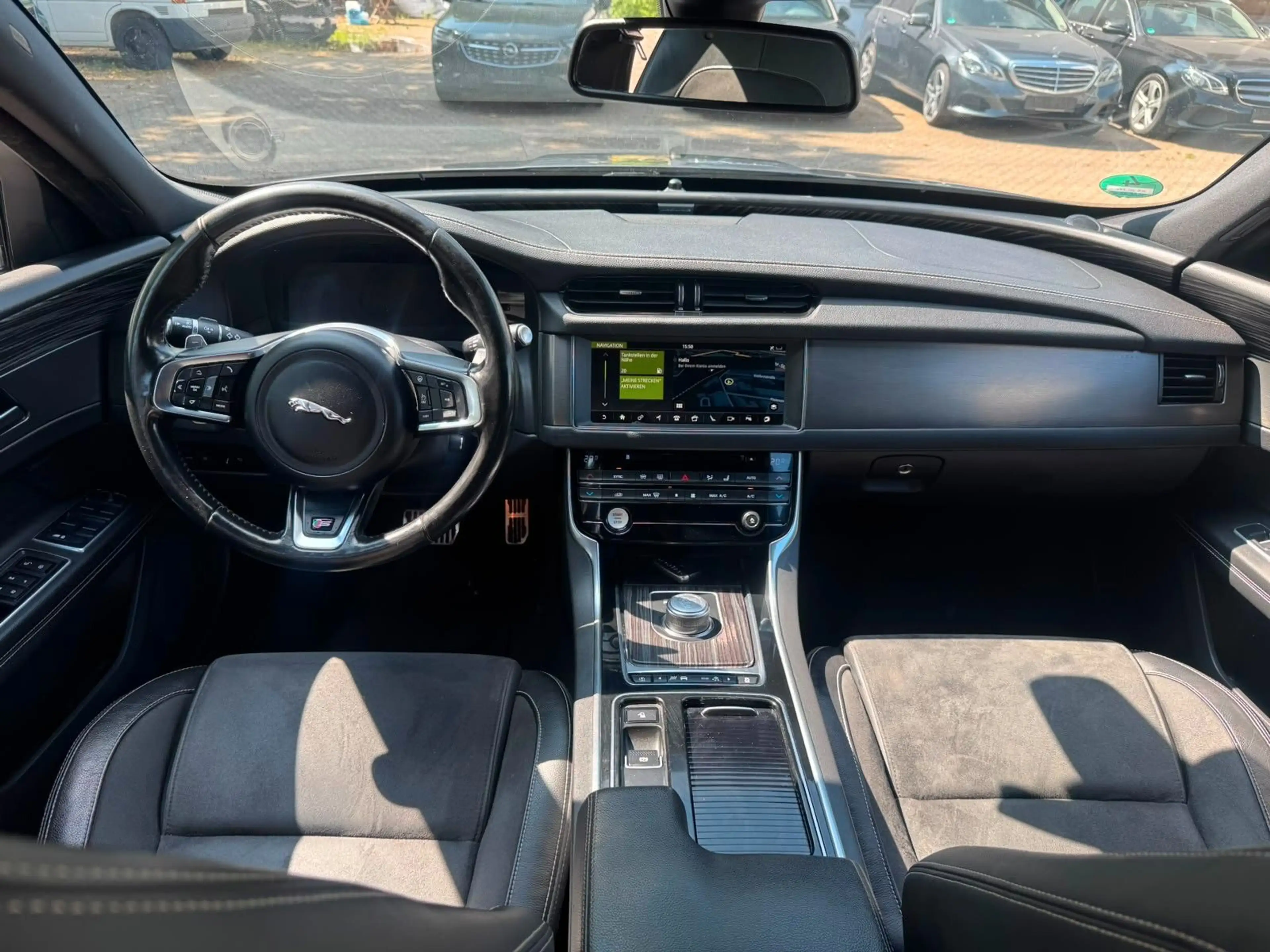 Jaguar XF 30d Sportbrake S — photo 12