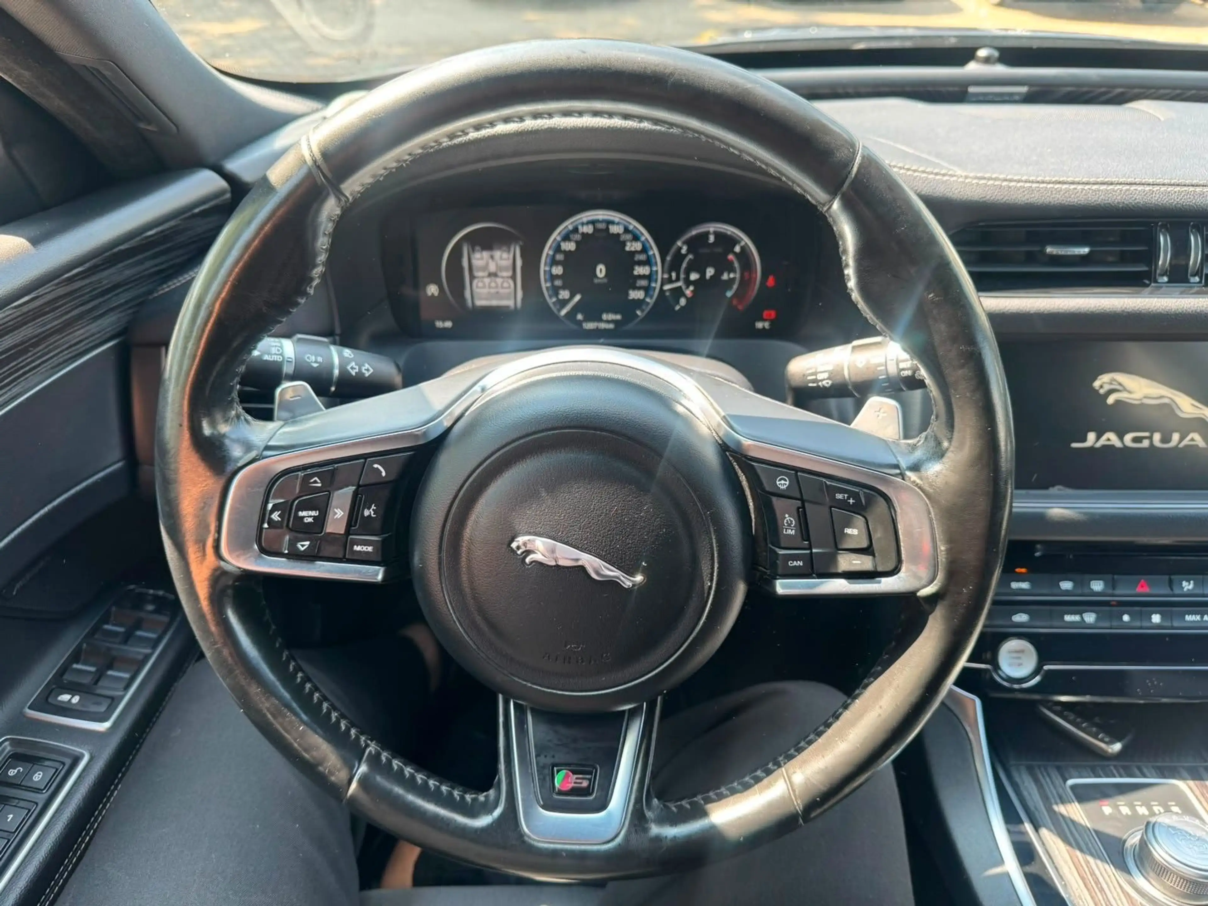 Jaguar XF 30d Sportbrake S — photo 13