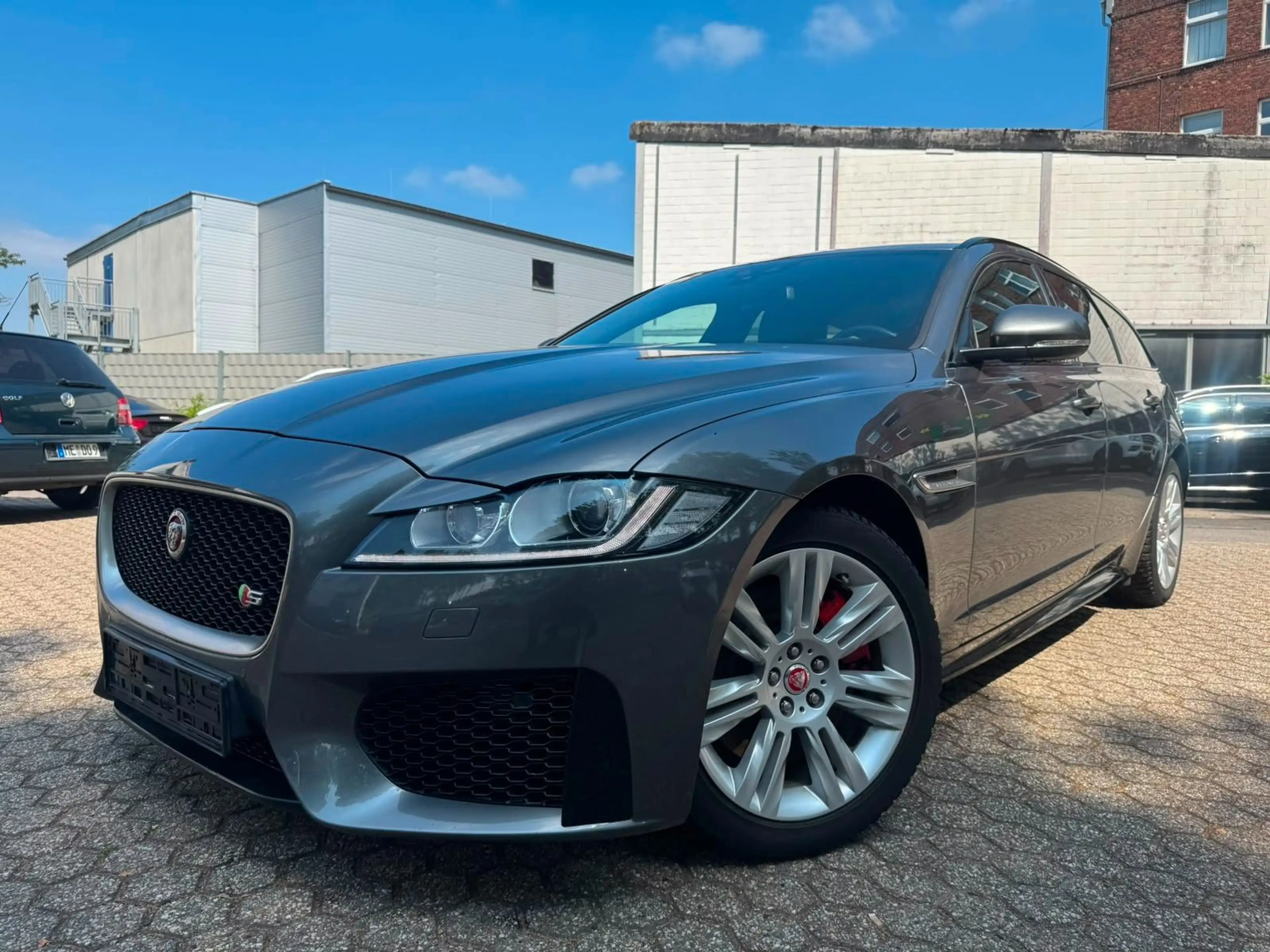 Jaguar XF 30d Sportbrake S — photo 2
