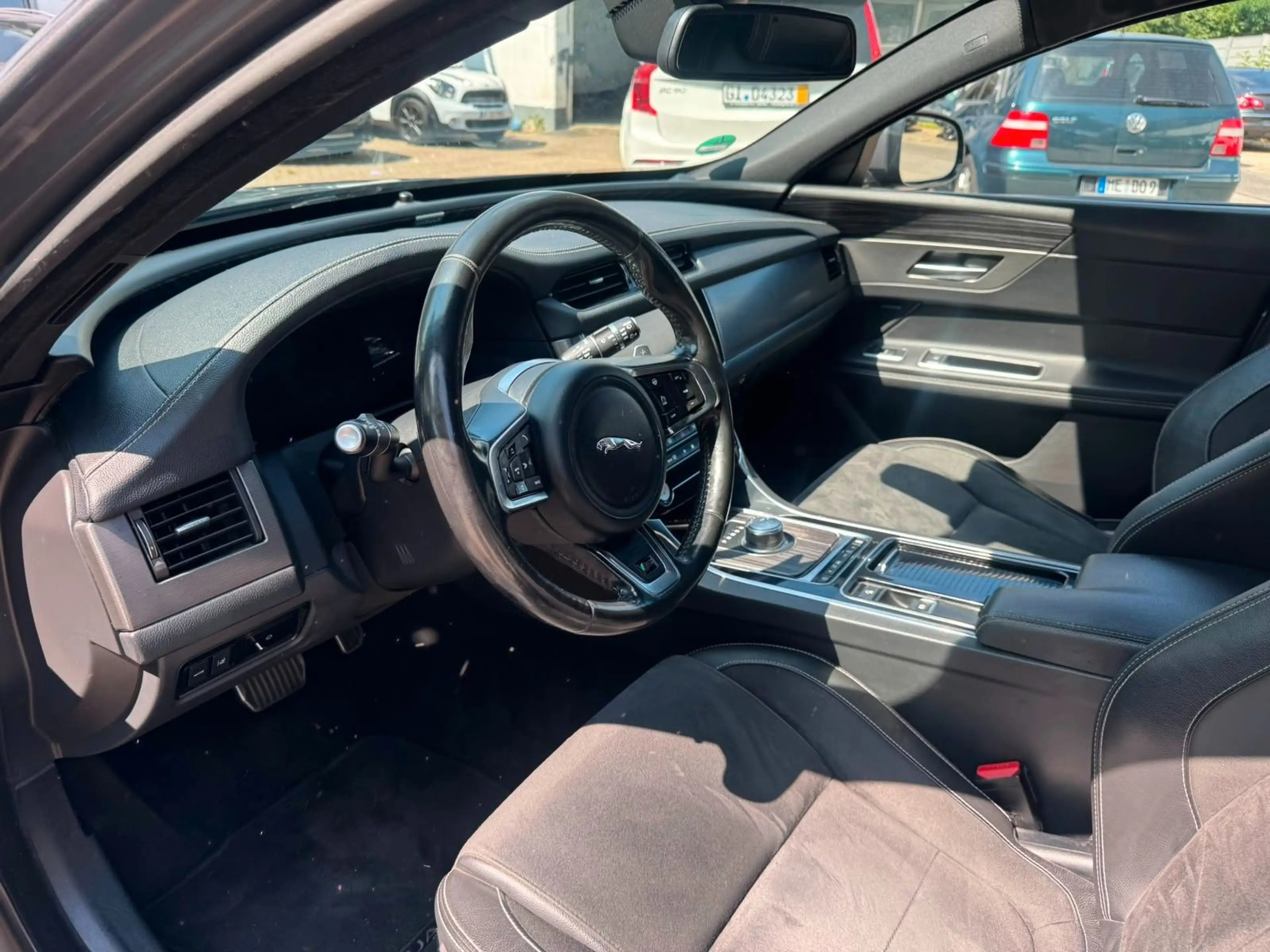Jaguar XF 30d Sportbrake S — photo 10