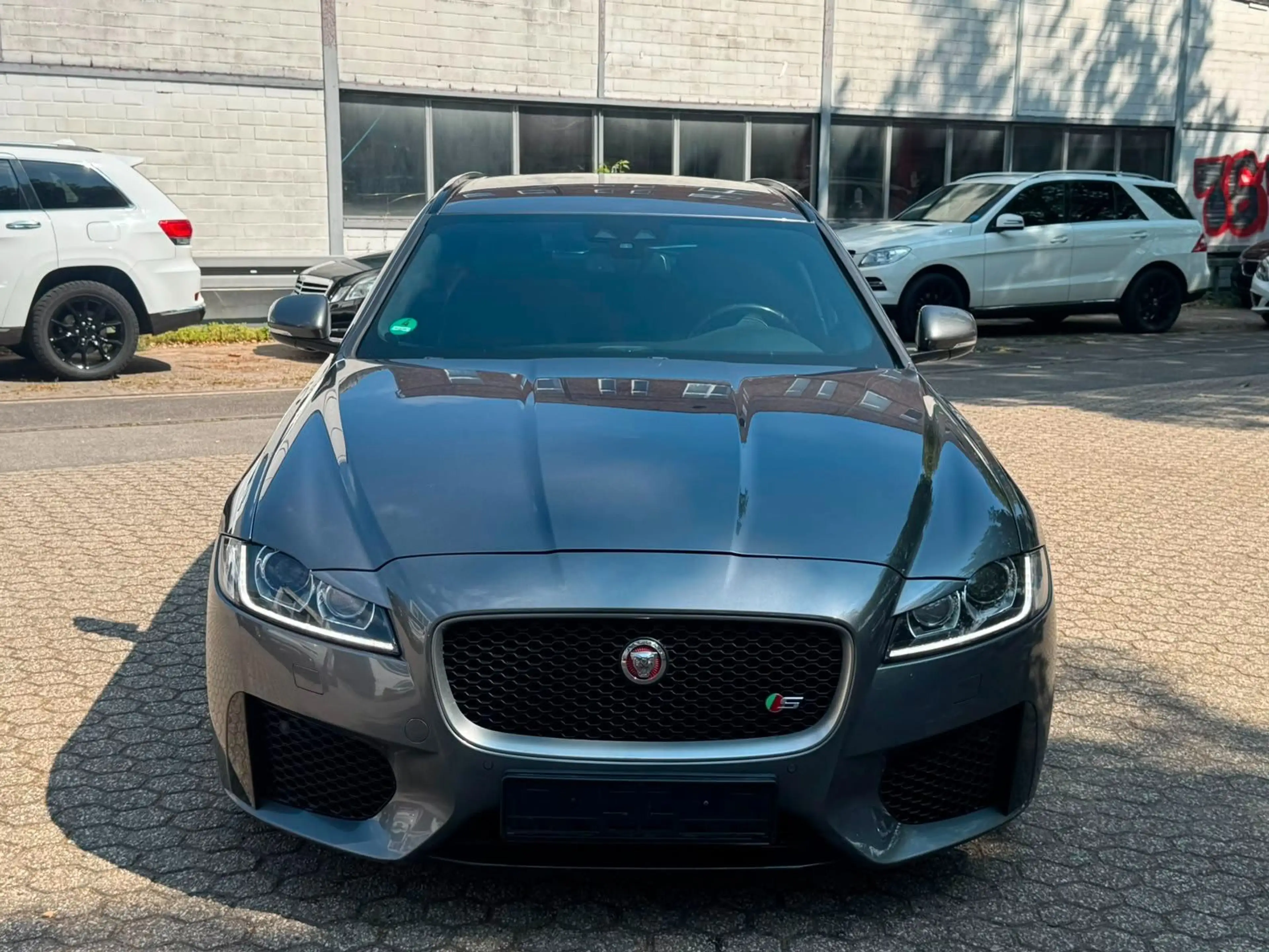 Jaguar XF 30d Sportbrake S — photo 8