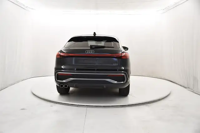 Audi Q5 view 4