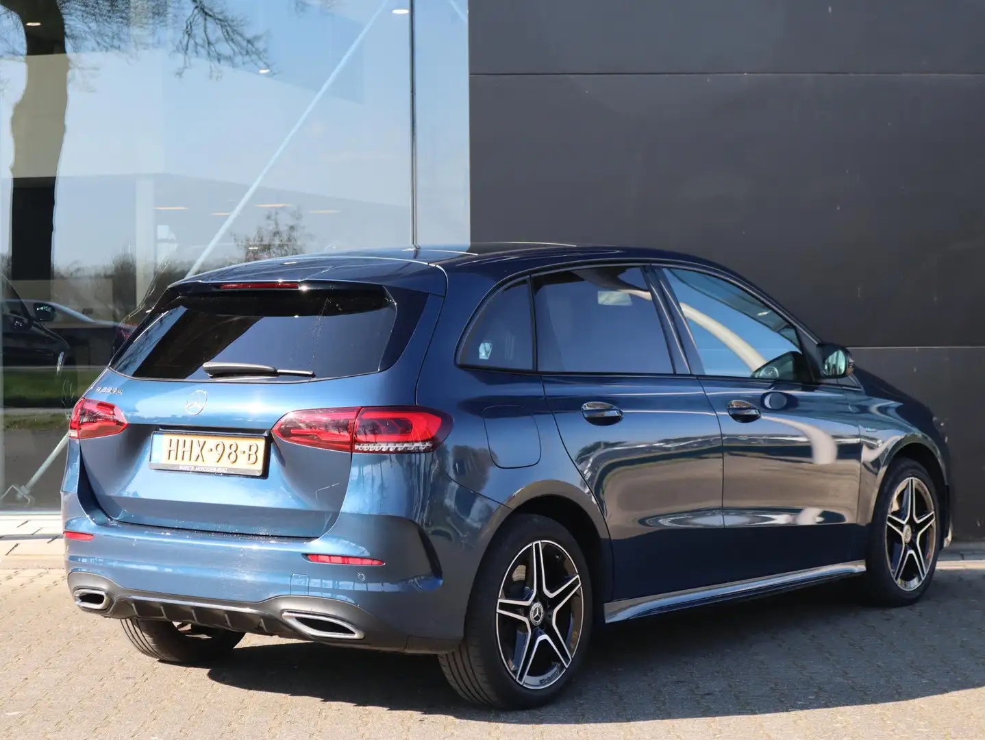 Mercedes-Benz B 250 e AMG line | Panoramadak | Navigatie | LED | Autom Blauw - 2
