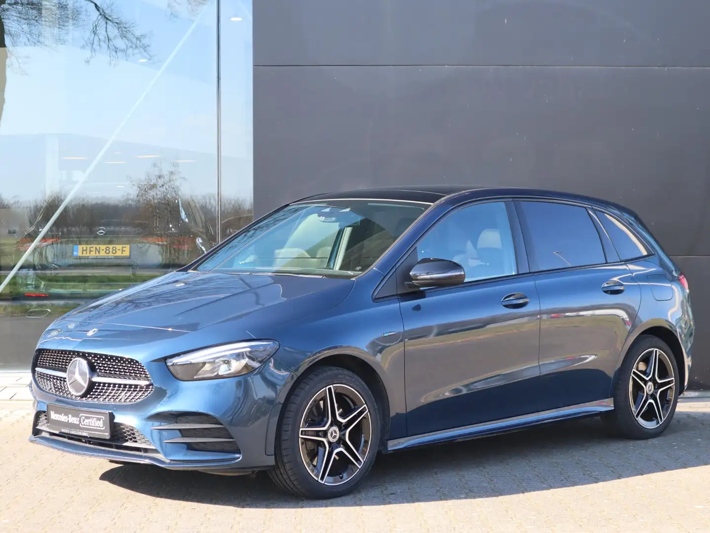 Mercedes-Benz B 250 e AMG line | Panoramadak | Navigatie | LED | Autom Blauw - 1