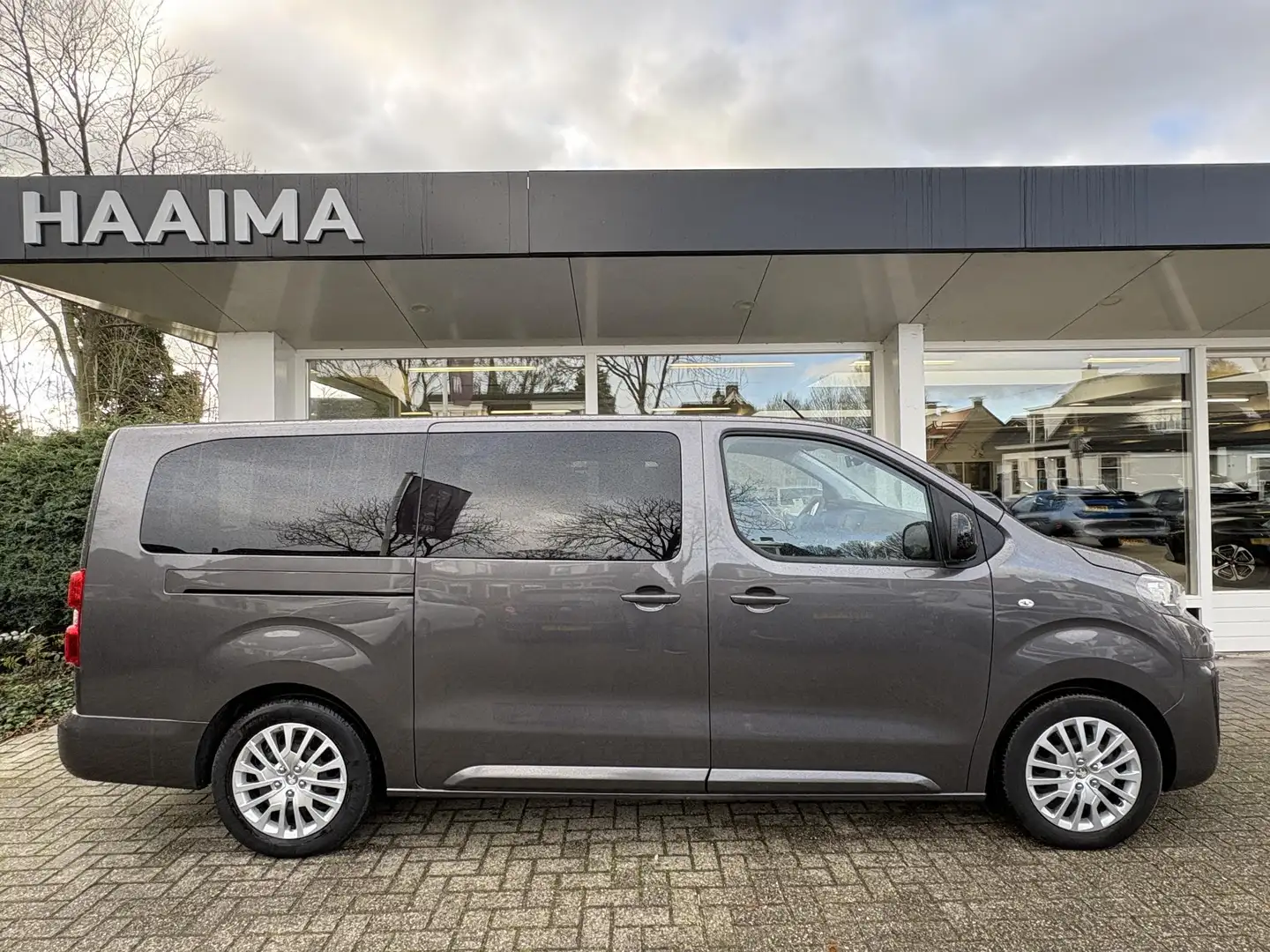 Peugeot e-Traveller Long 75 kWh | 8 Persoons | tot 348km WLTP | Ledere Grijs - 2