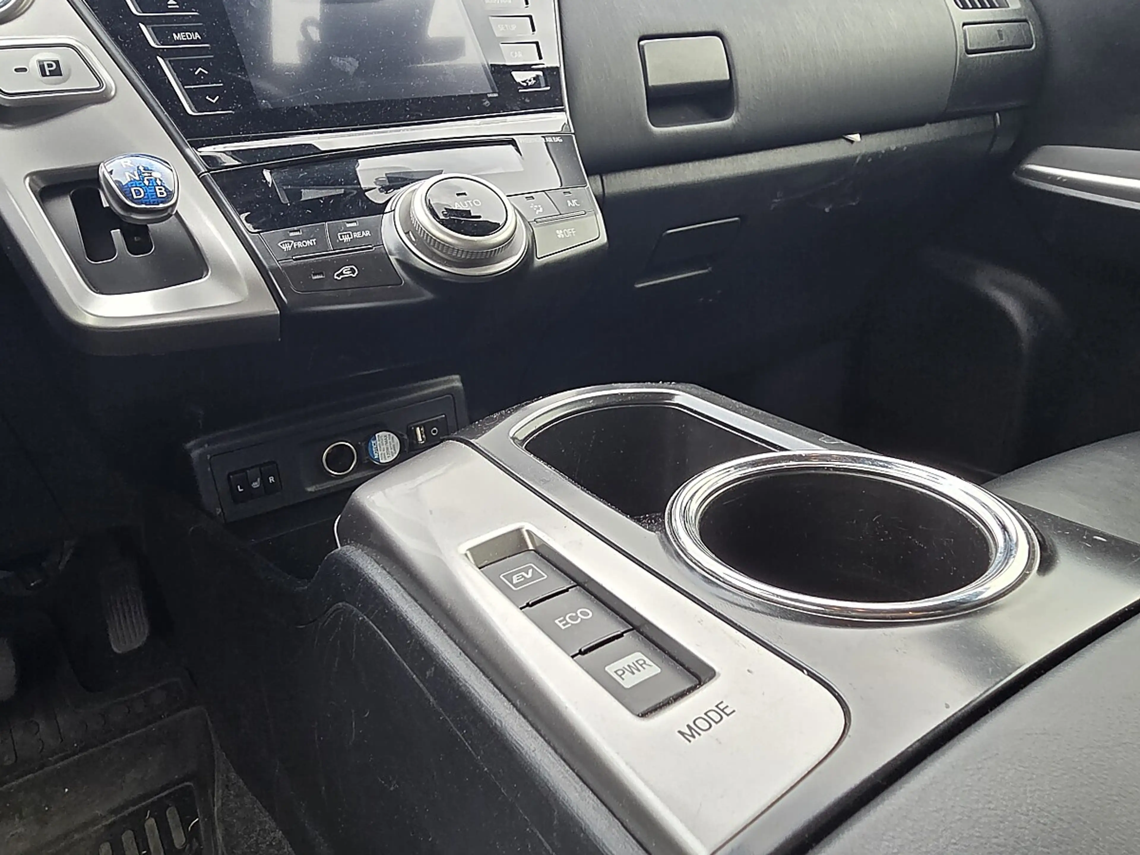 Toyota Prius + 1,8 VVT-i Hybrid Lounge 7 - Sitzes — photo 15