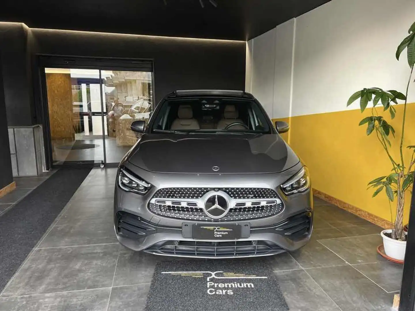 Mercedes-Benz GLA 180 d Auto Premium Tetto Ita UniPro KmCertif. Gris - 1