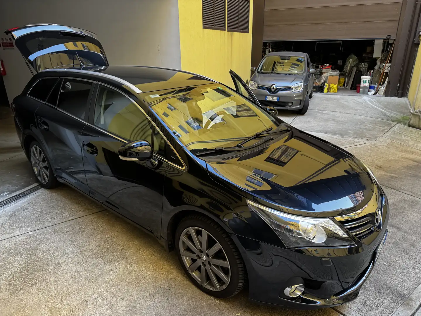 Toyota Avensis Wagon 2.2 d-cat Lounge - 1