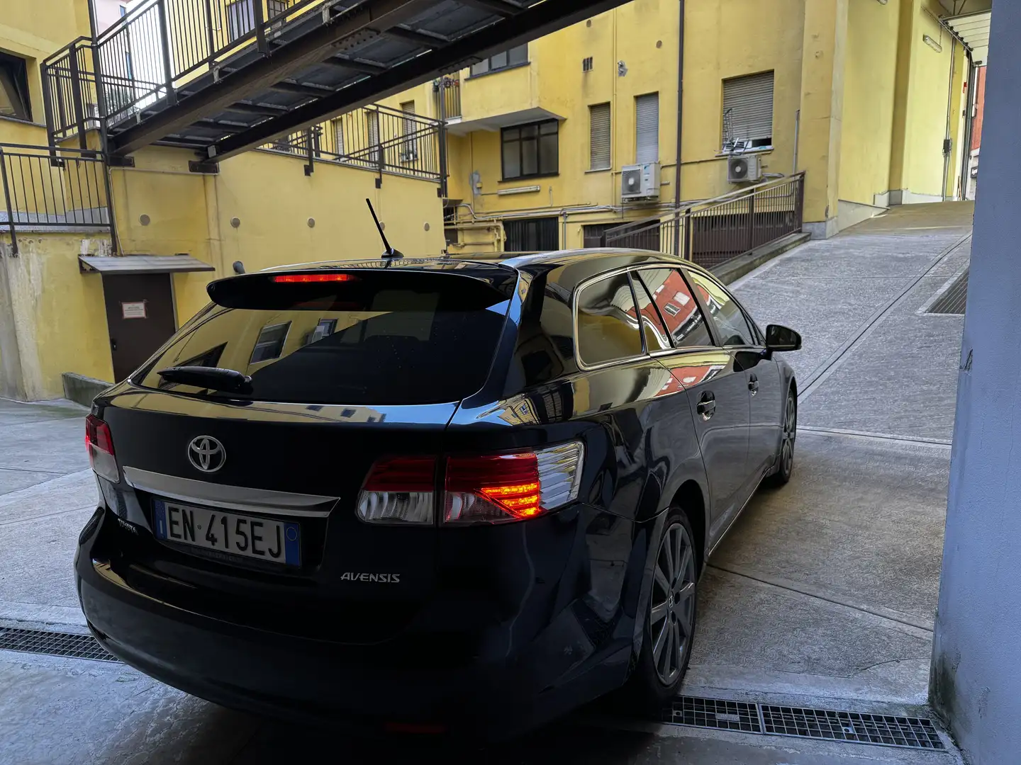 Toyota Avensis Wagon 2.2 d-cat Lounge - 2