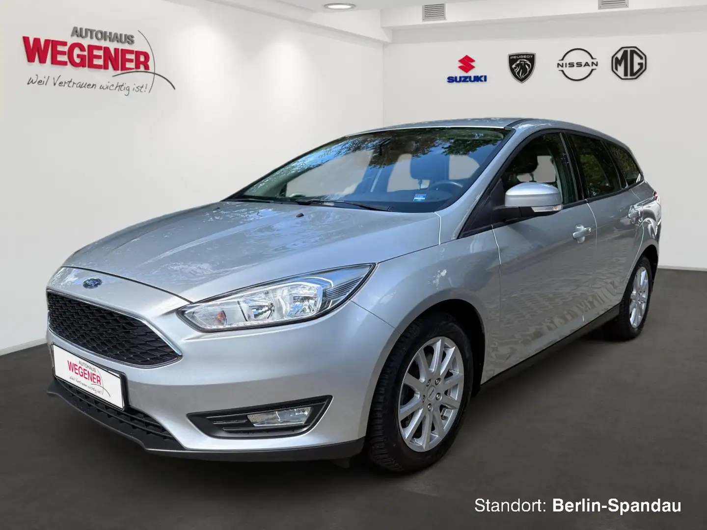 Ford Focus FOCUS EcoBoost 1.5 Turnier *SHZ*PDC*NAVI* Argent - 1