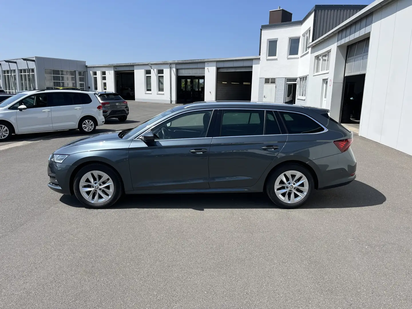 Skoda Octavia Combi 2.0 TDI DSG Style First Edition 150€ m. 20 Gris - 2