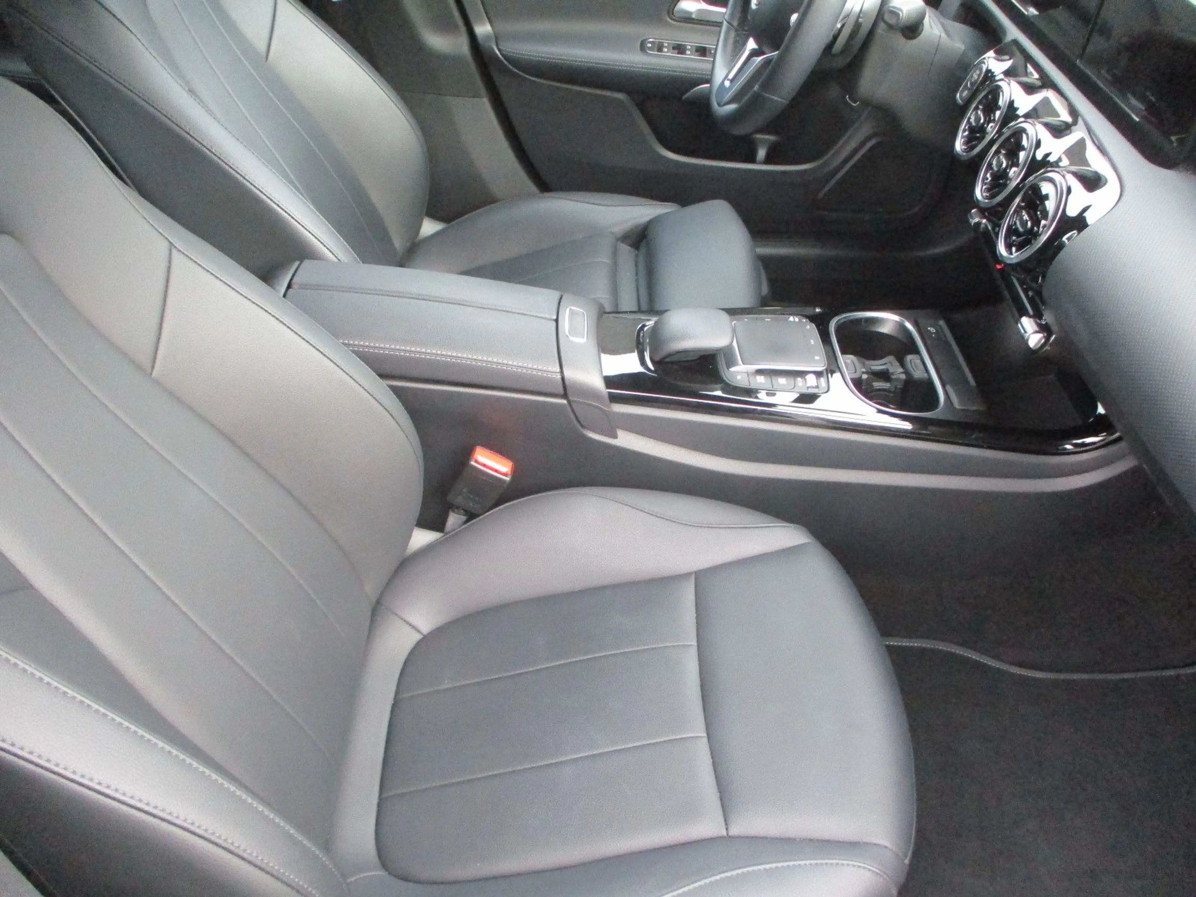 Mercedes-Benz CLA 200 CLA 200 d NAVI LEDER KAMERA TOTW LED SPURH PDC — photo 14