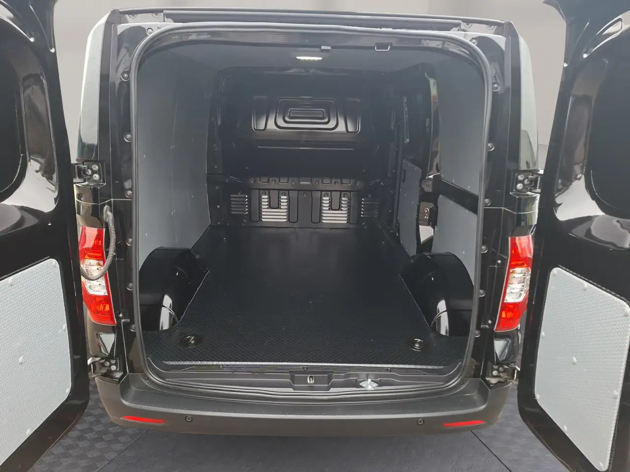 Maxus eDeliver 3 eDELIVER 3 Elektro 50 KWh 11