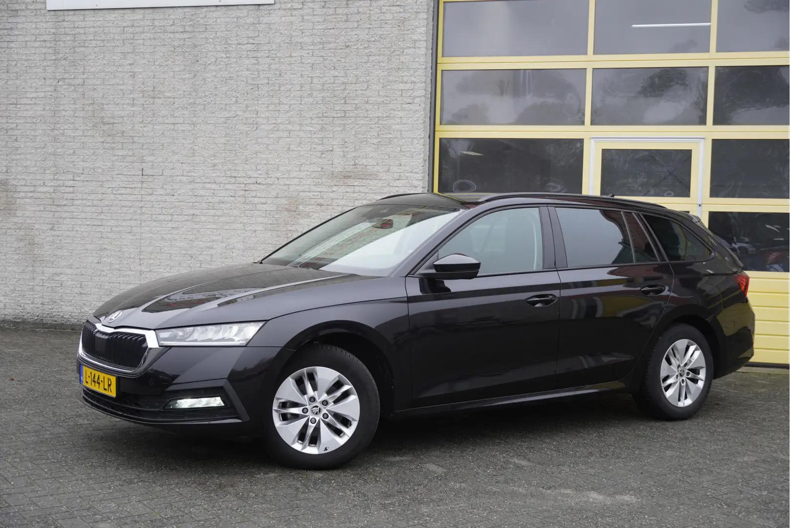 Skoda Octavia Combi 1.0 TSI Business Edition BJ2021 Lmv 16" | Le Nero - 2