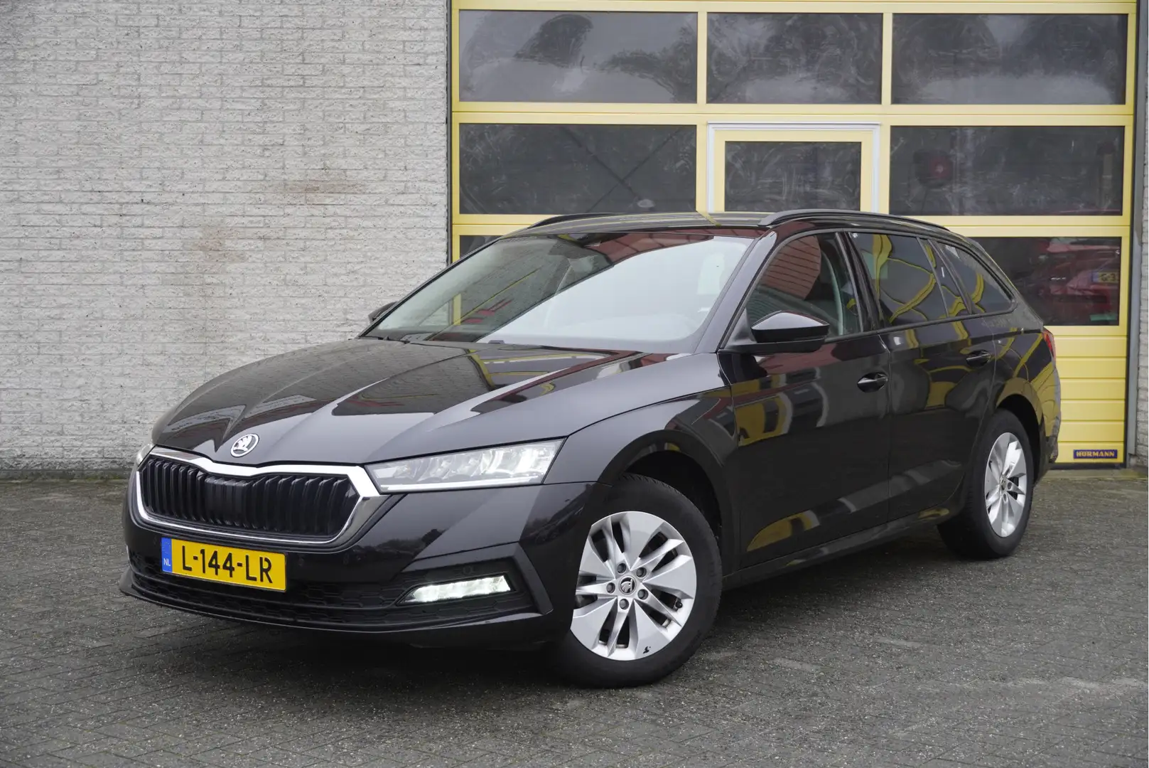 Skoda Octavia Combi 1.0 TSI Business Edition BJ2021 Lmv 16" | Le Nero - 1