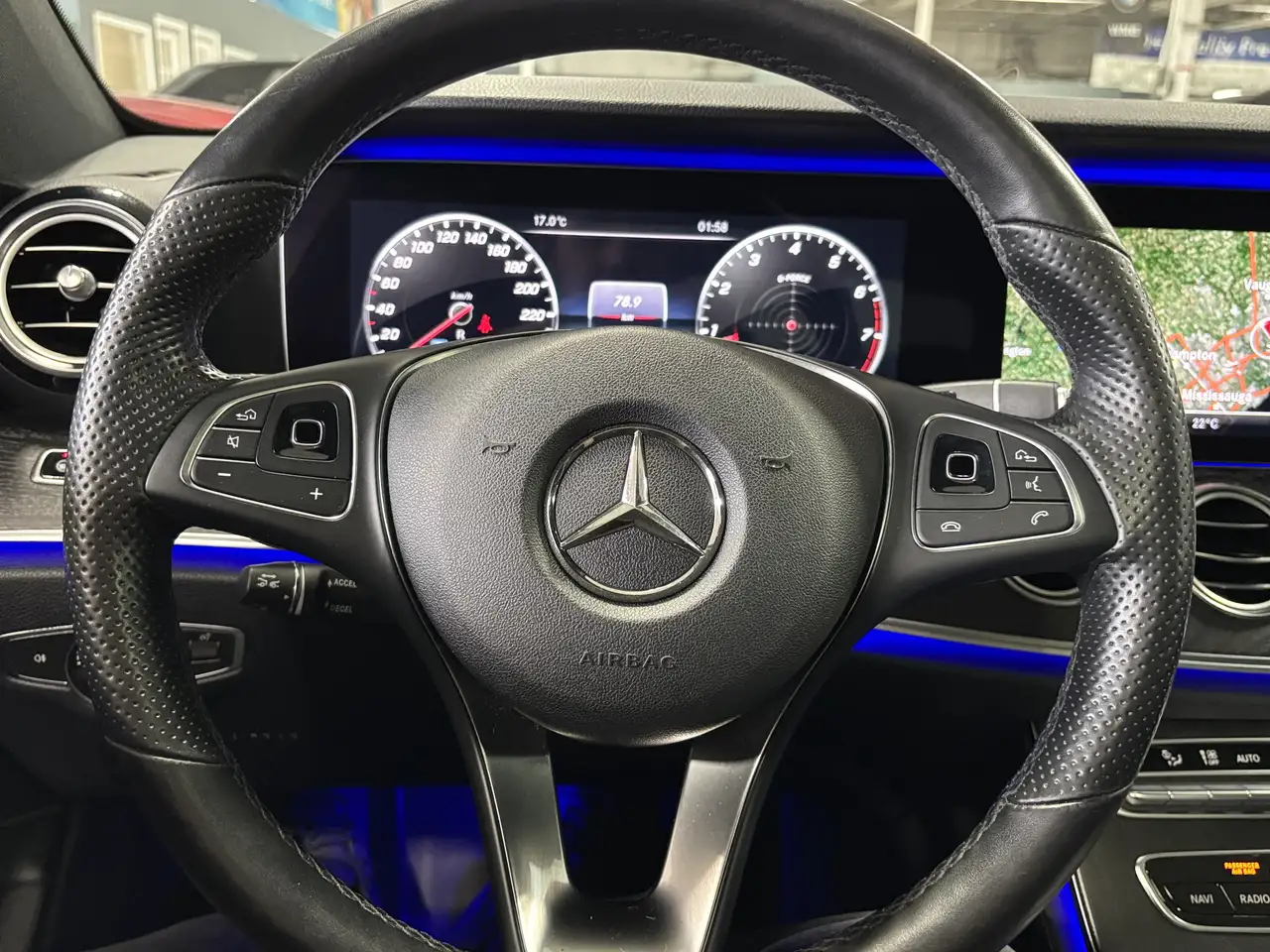 Mercedes-Benz E-Class снимка Mercedes-Benz E-Class