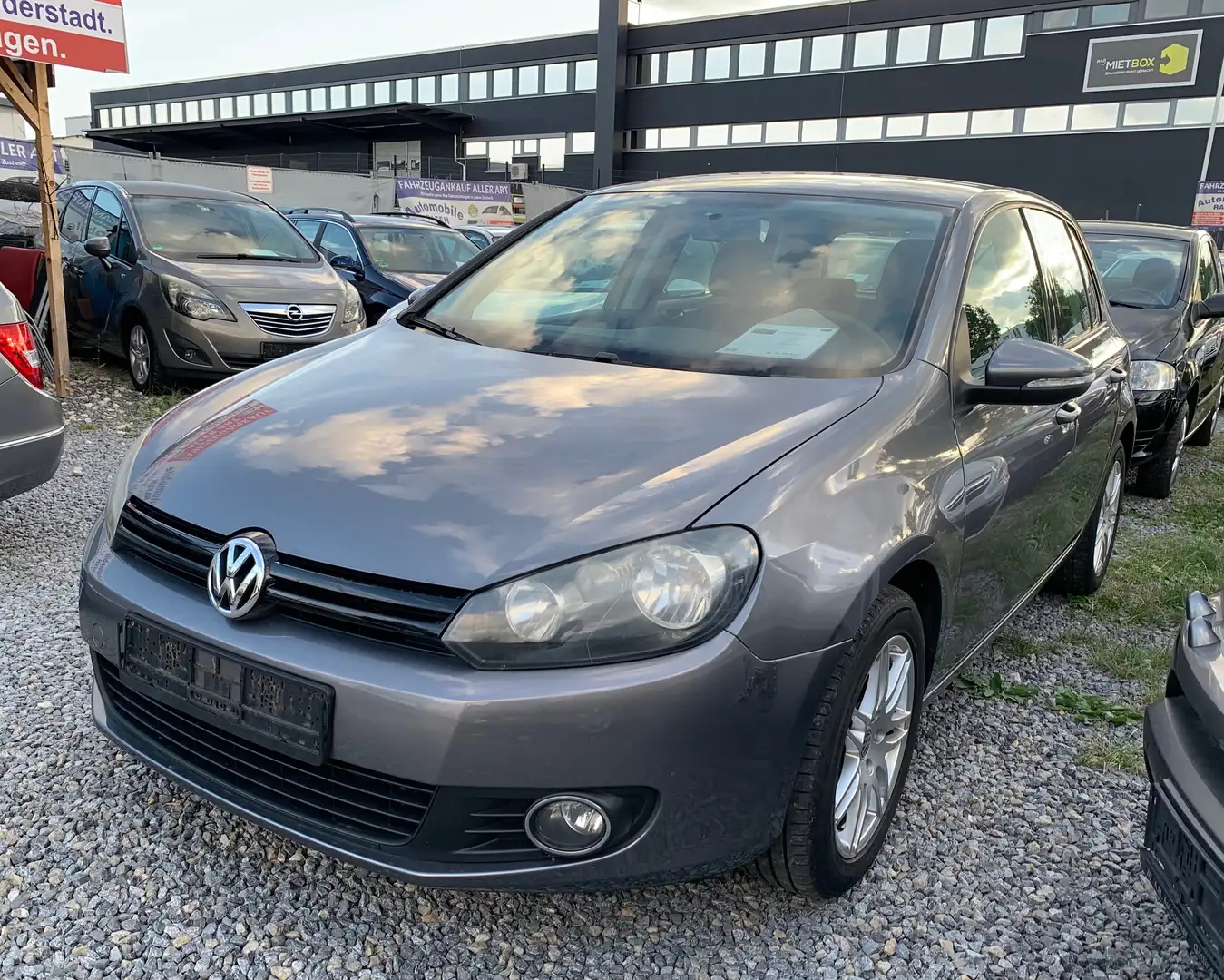 Volkswagen Golf 1.6 Comfortline. Klima. Alu. Scheckheft Tüv Neu Grau - 2