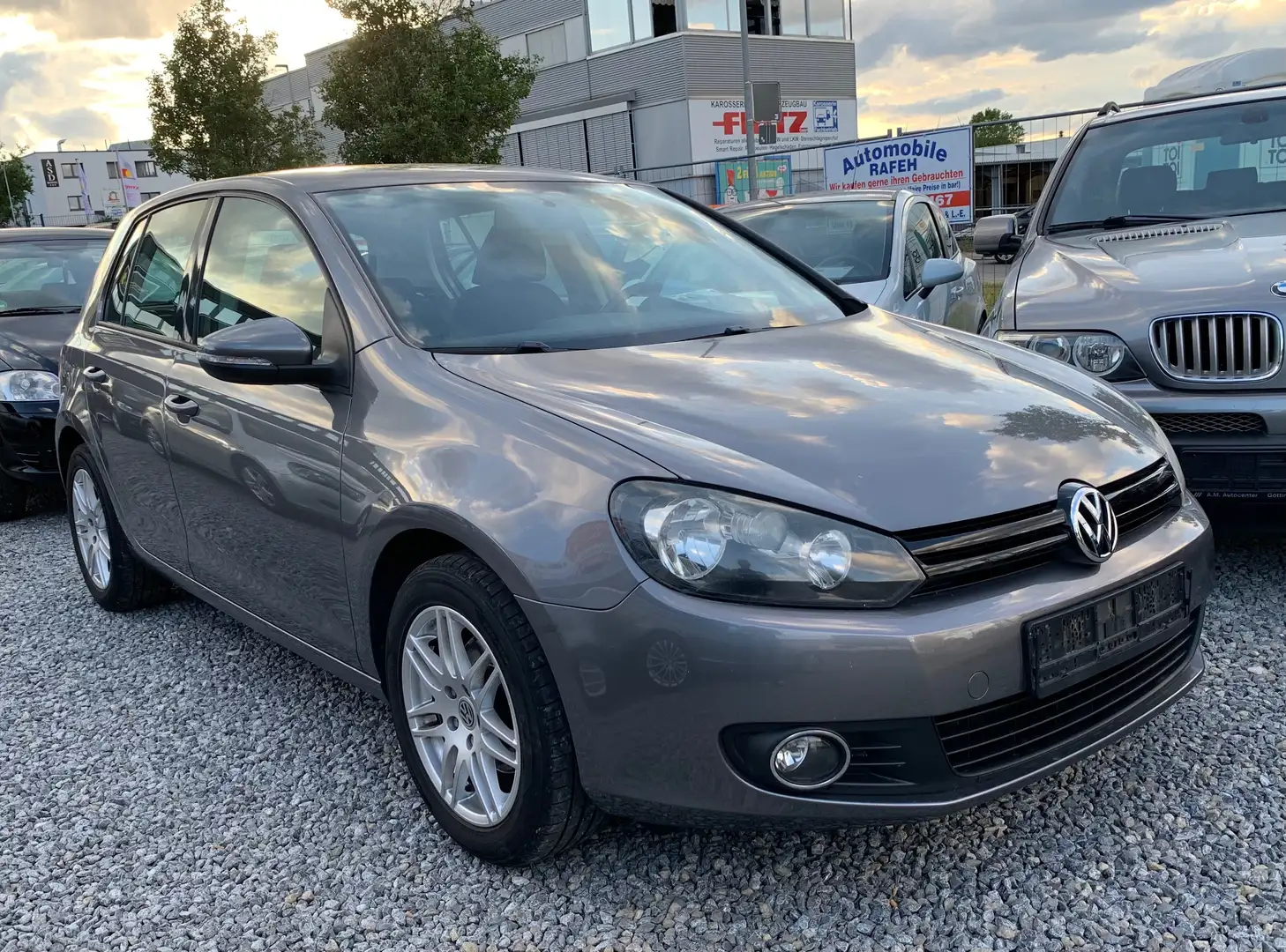 Volkswagen Golf 1.6 Comfortline. Klima. Alu. Scheckheft Tüv Neu Grau - 1