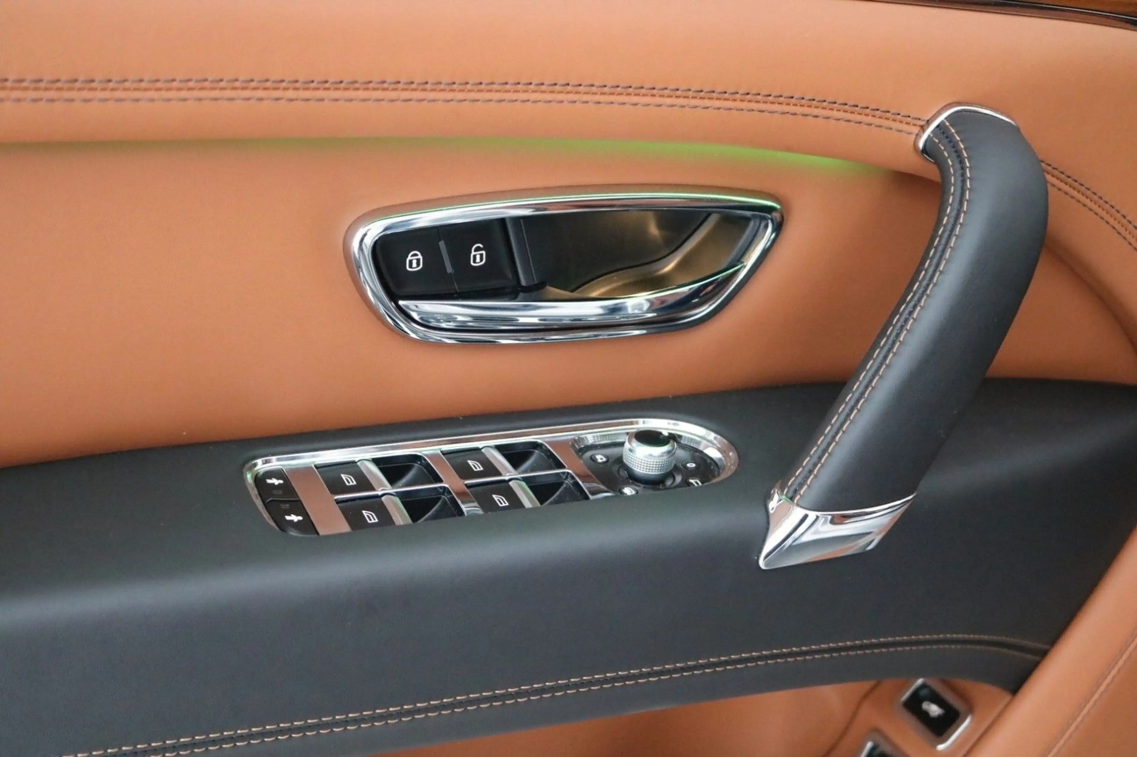 Bentley Bentayga 3.0 Hybrid 4WD Autom. — photo 12