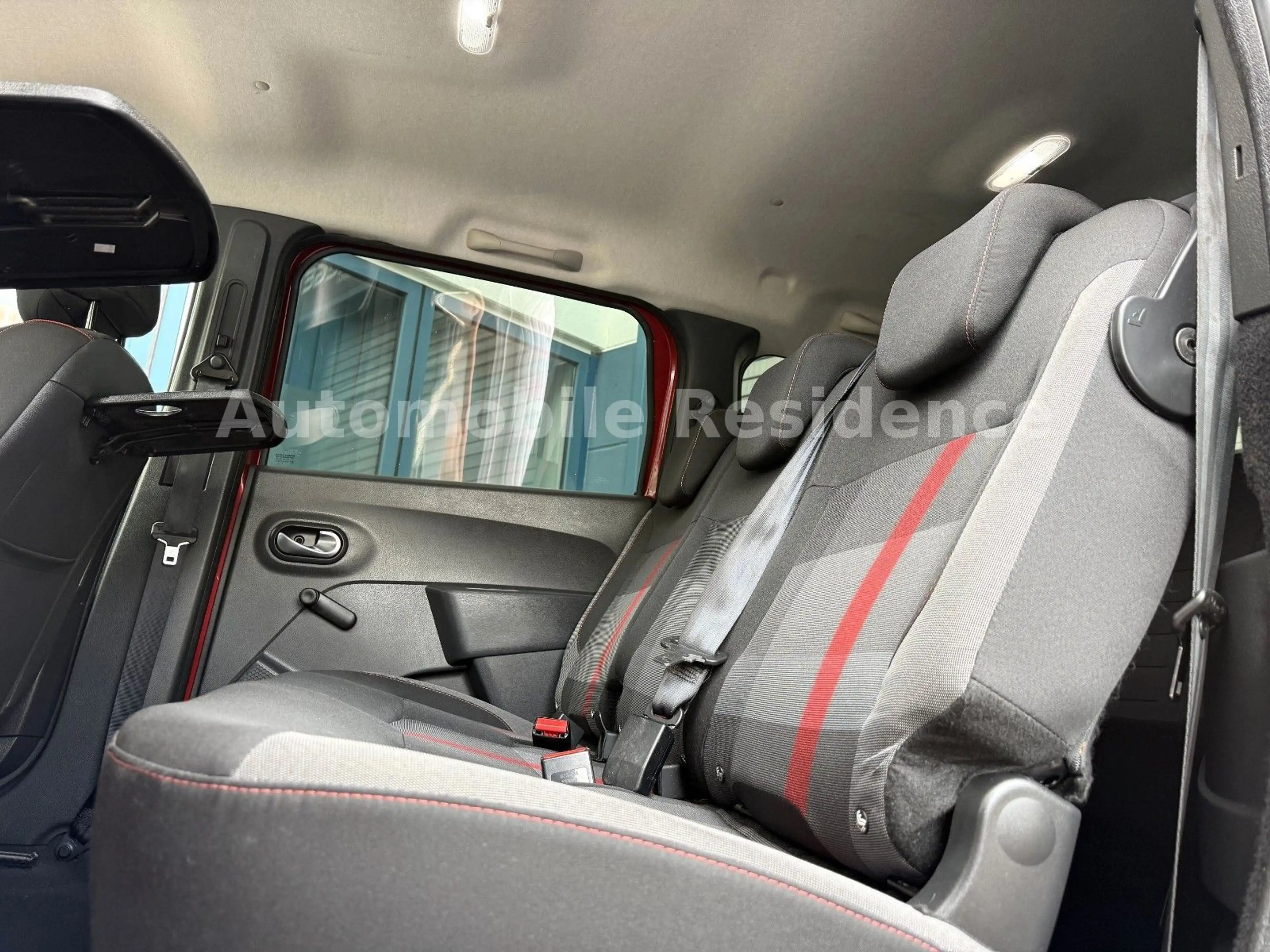 Dacia Lodgy TCe 130 Stepway 1.3*NAVI*7SITZ*AHK*PDC*SHZ — photo 10