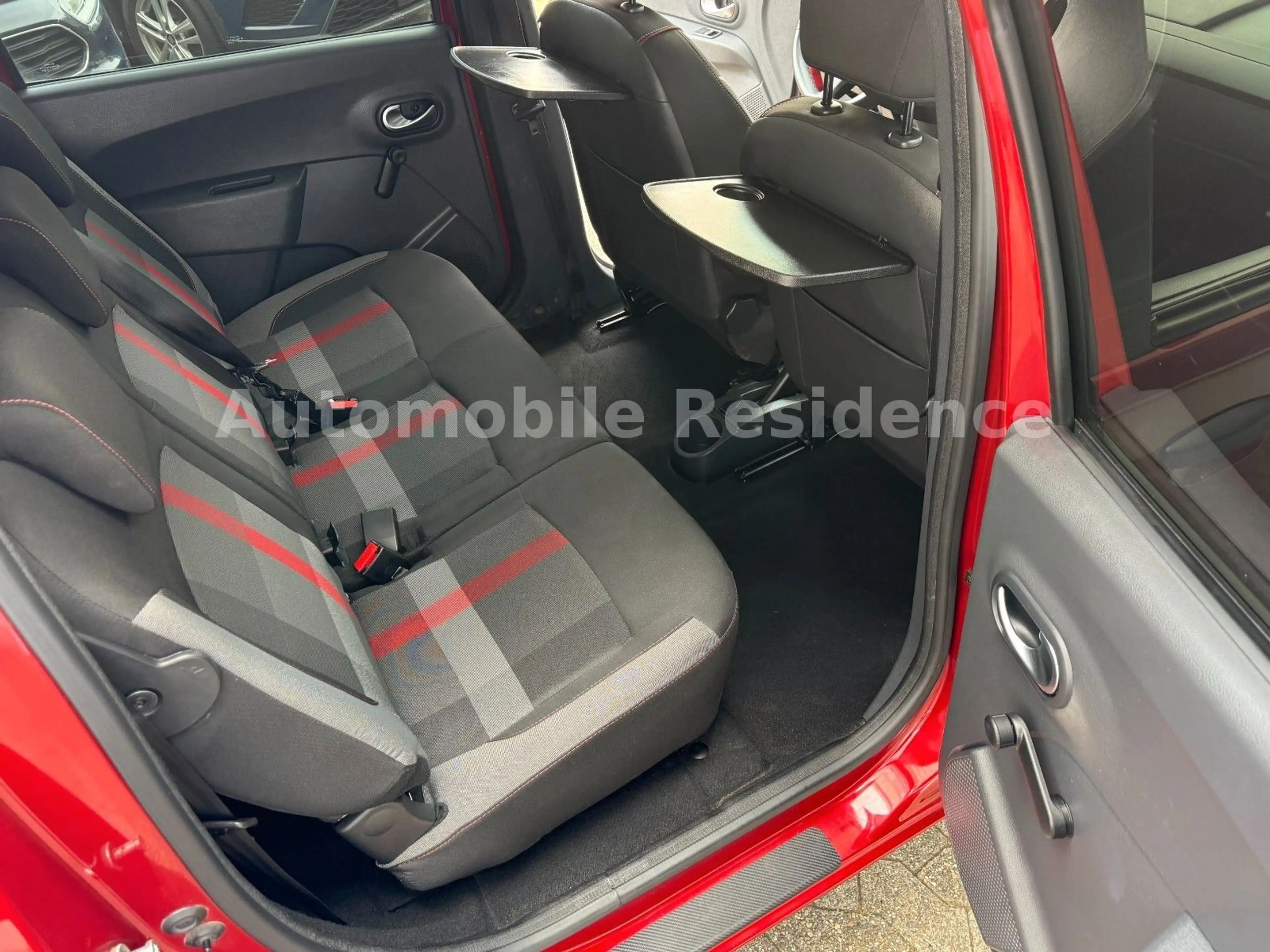 Dacia Lodgy TCe 130 Stepway 1.3*NAVI*7SITZ*AHK*PDC*SHZ — photo 11