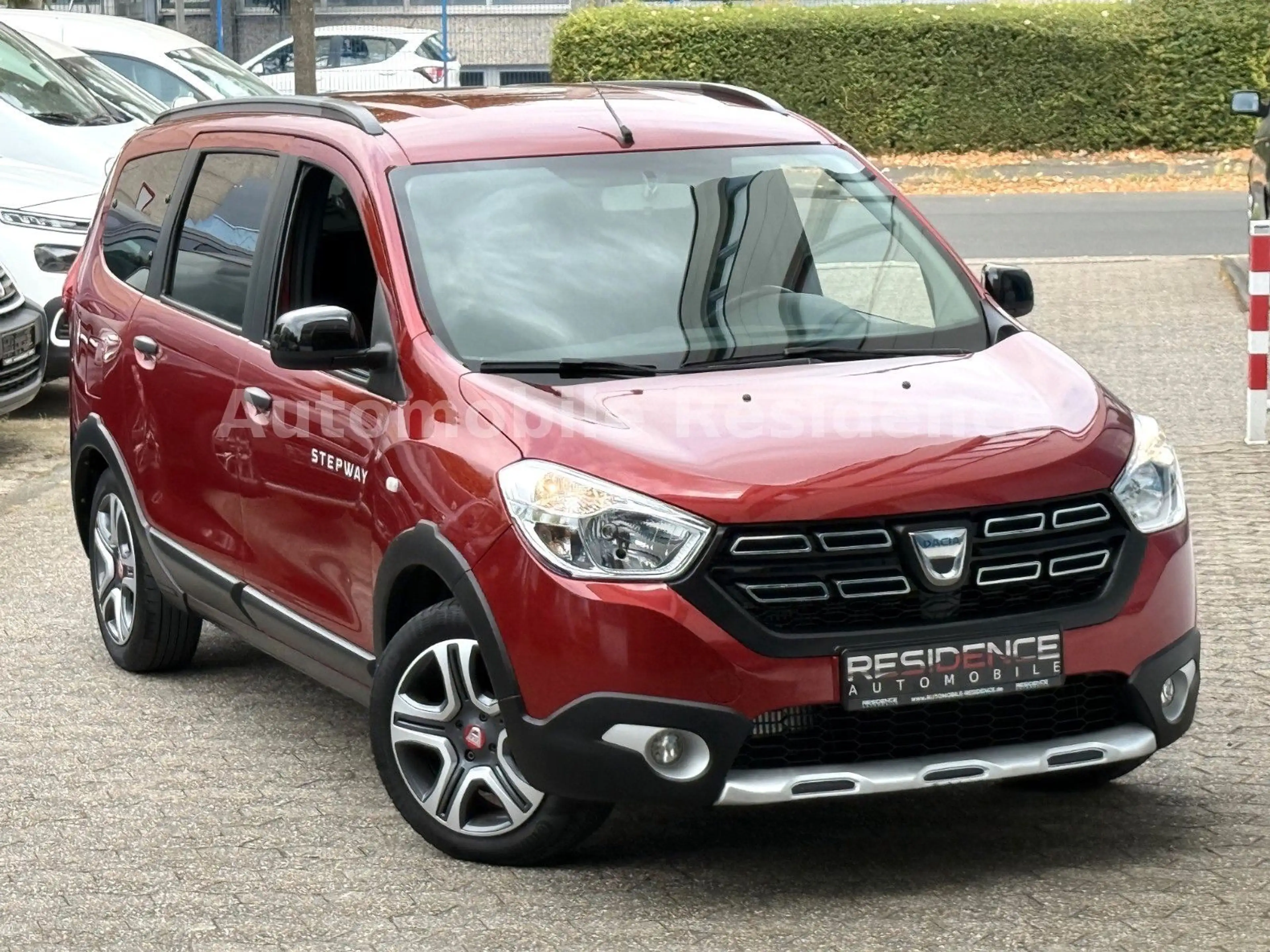 Dacia Lodgy TCe 130 Stepway 1.3*NAVI*7SITZ*AHK*PDC*SHZ