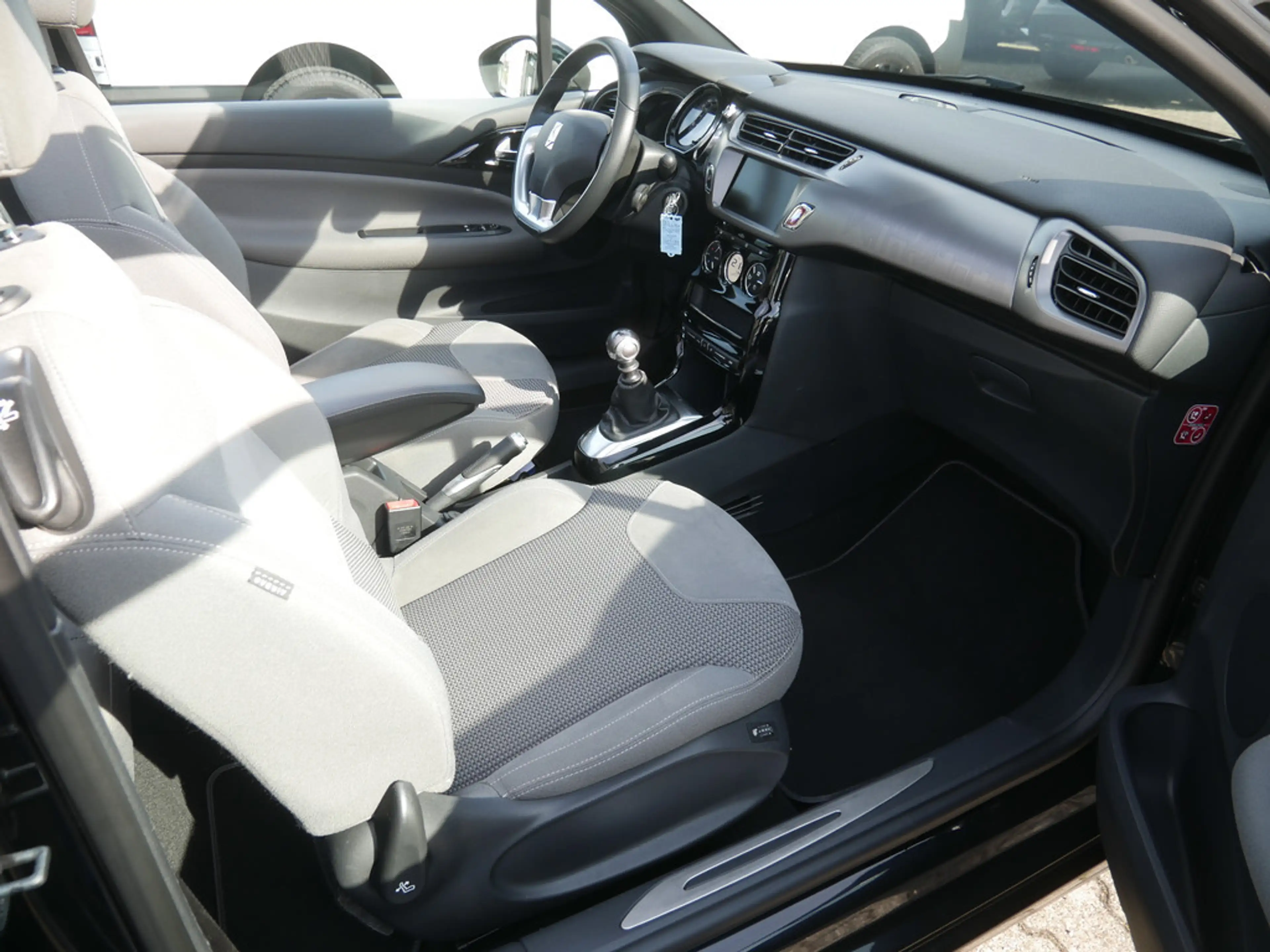 DS Automobiles DS 3 Cabrio THP 165 SoParis KAMERA NAVI LED — photo 2