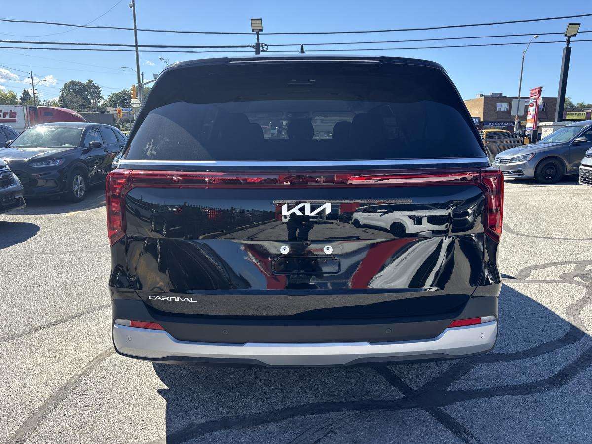 2027 Kia Carnival LX — снимка 3