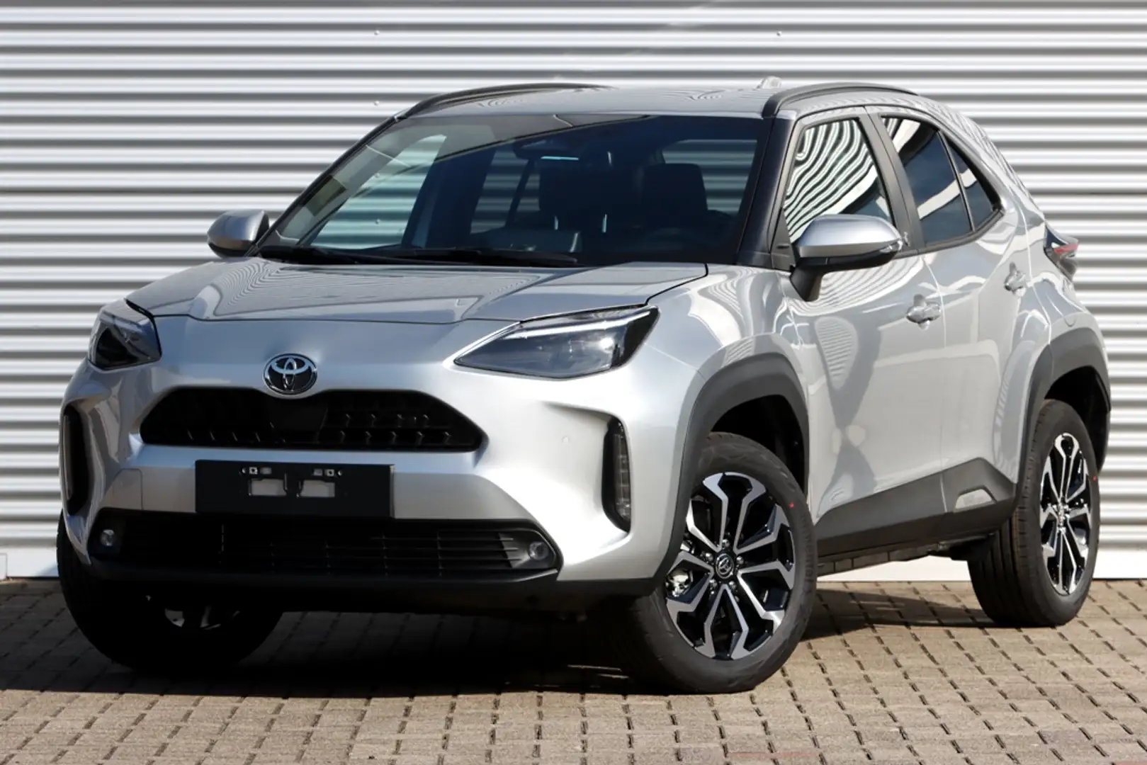 Toyota Yaris Cross 1.5 Hybrid 130 Team-Player NIEUW Safety+ Winter-Pa Zilver - 1