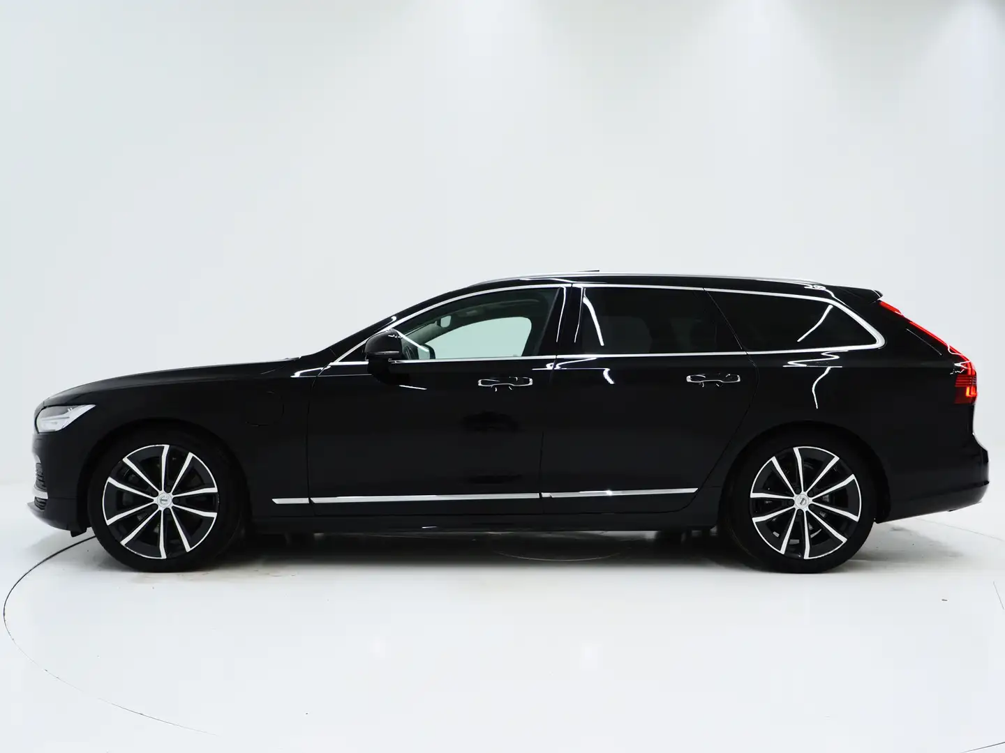 Volvo V90 2.0 T8 AWD Inscription | Panoramadak | Trekhaak | Zwart - 2