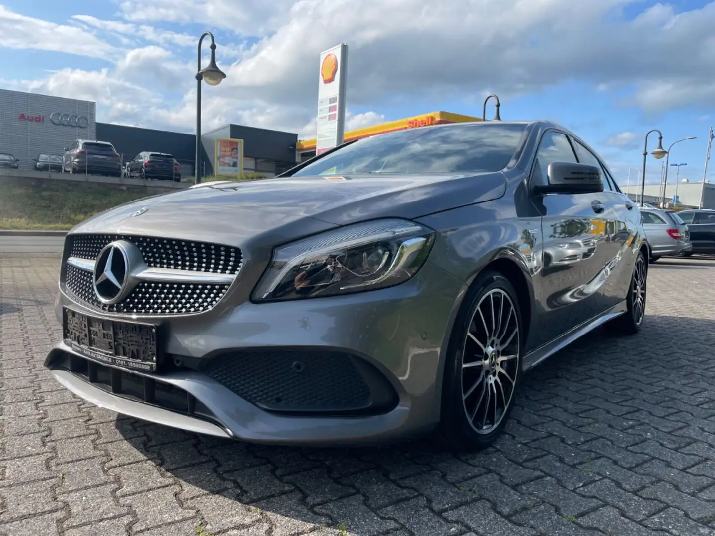Mercedes-Benz A 180 BlueEfficiency AMG Line Grau - 1