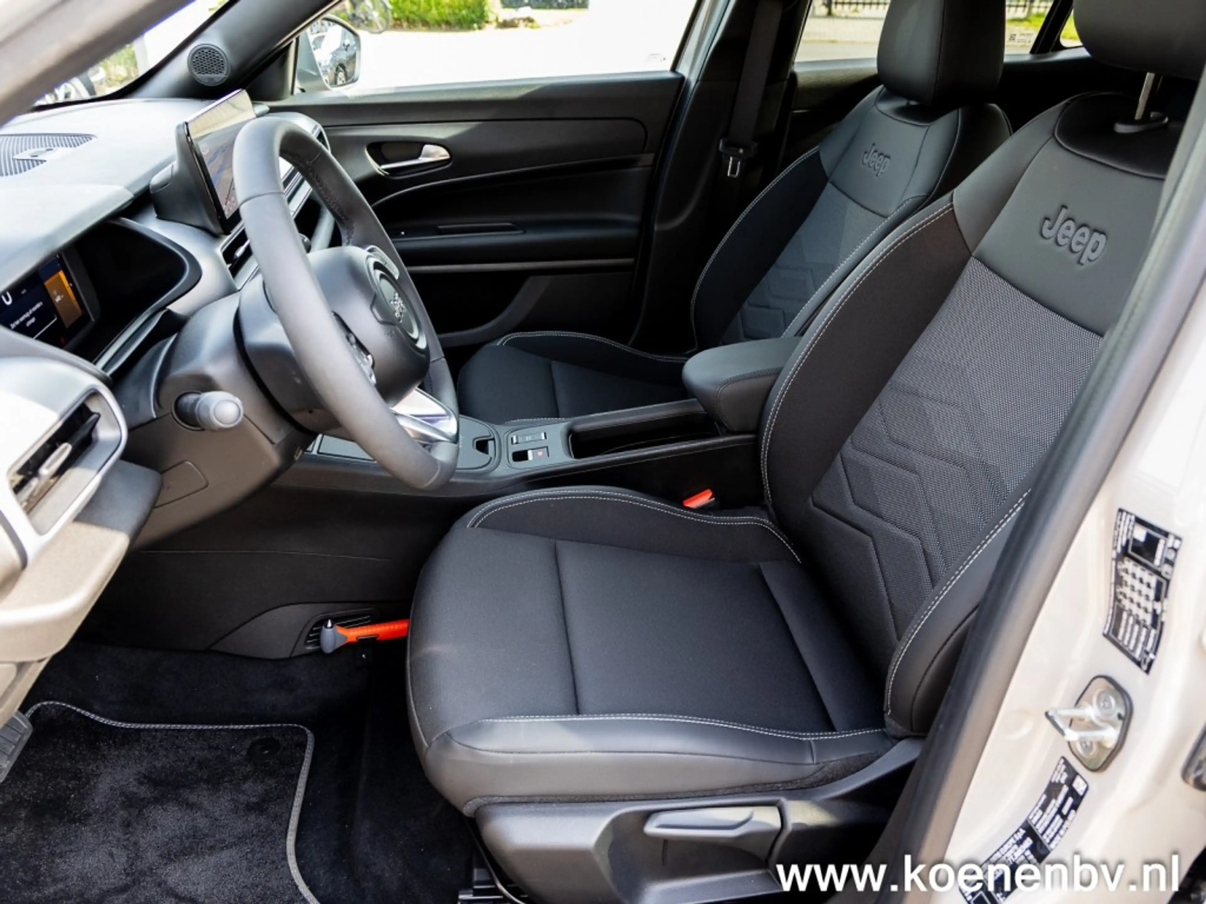 Jeep Avenger 1.2 e-Hybrid Black Edition PANO / TREKHAAK / JBL S — photo 18